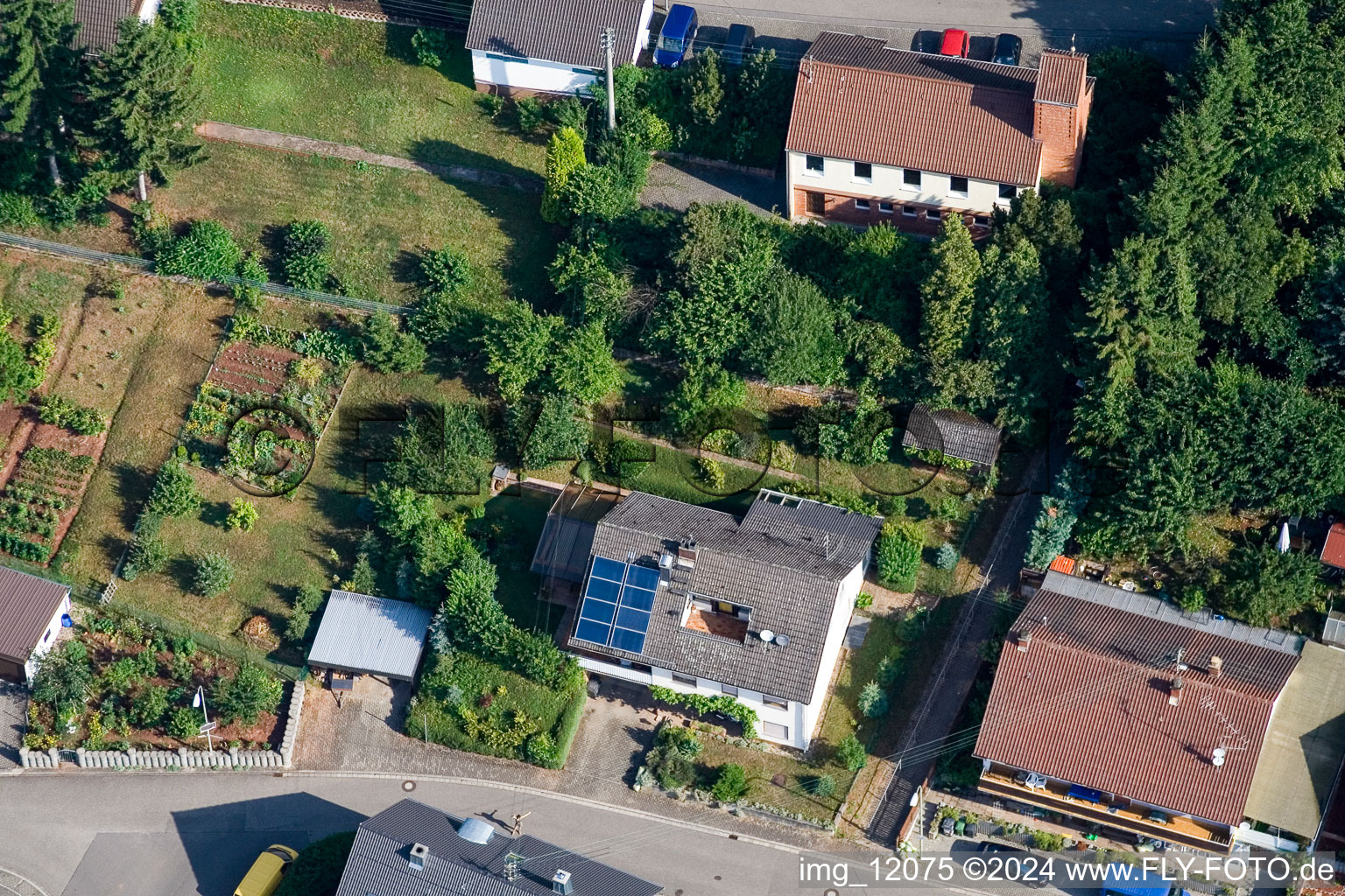 Ortsteil Gräfenhausen in Annweiler am Trifels im Bundesland Rheinland-Pfalz, Deutschland von einer Drohne aus