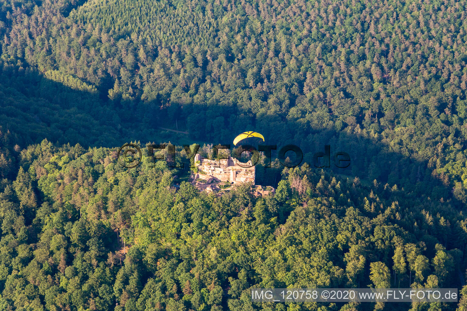 Luftaufnahme von Burg Meisteresel in Ramberg im Bundesland Rheinland-Pfalz, Deutschland