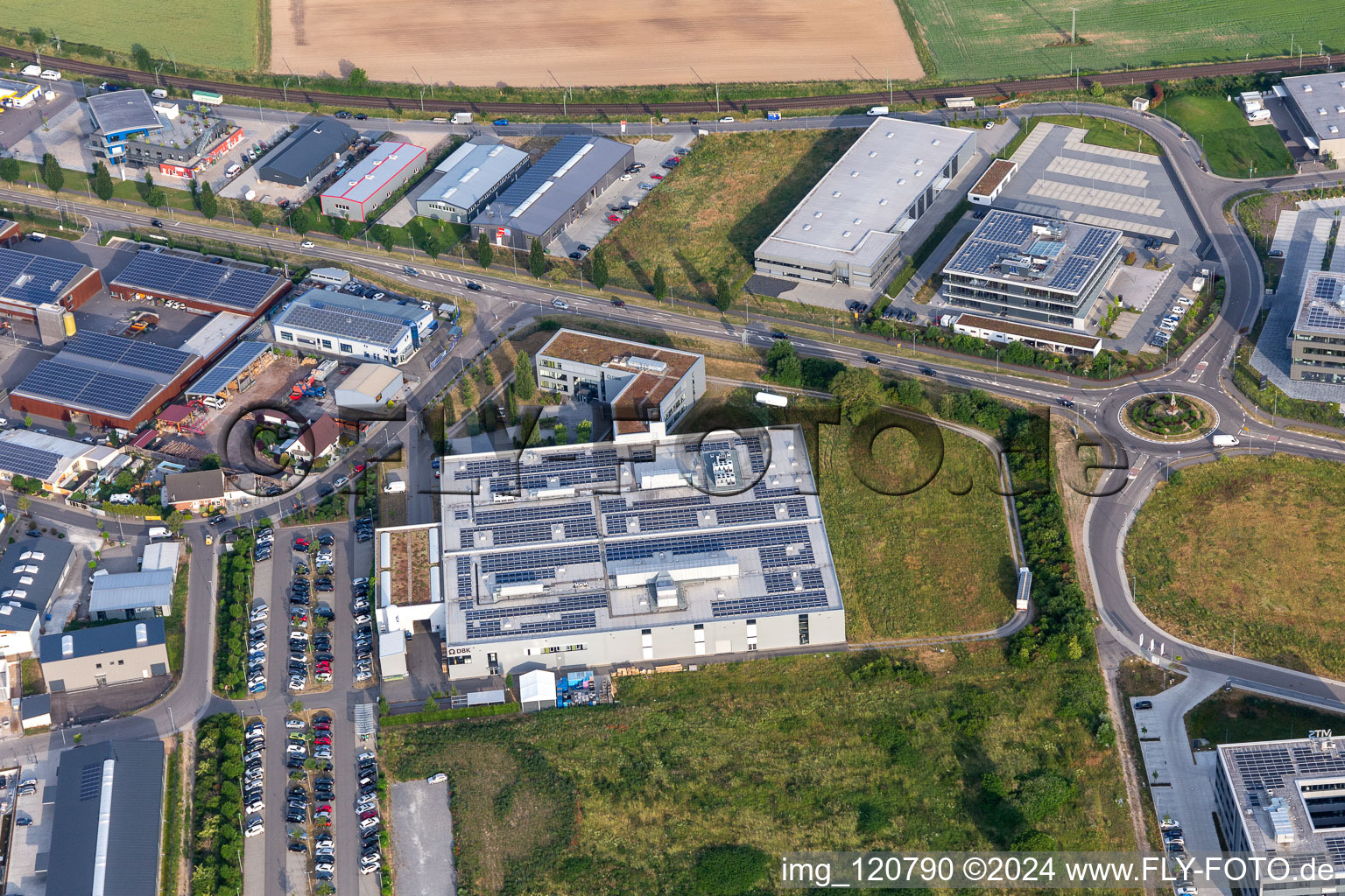 Industrie- und Gewerbegebiet Nord mit ITK Engineering GmbH, DBK David + Baader in Rülzheim im Bundesland Rheinland-Pfalz, Deutschland