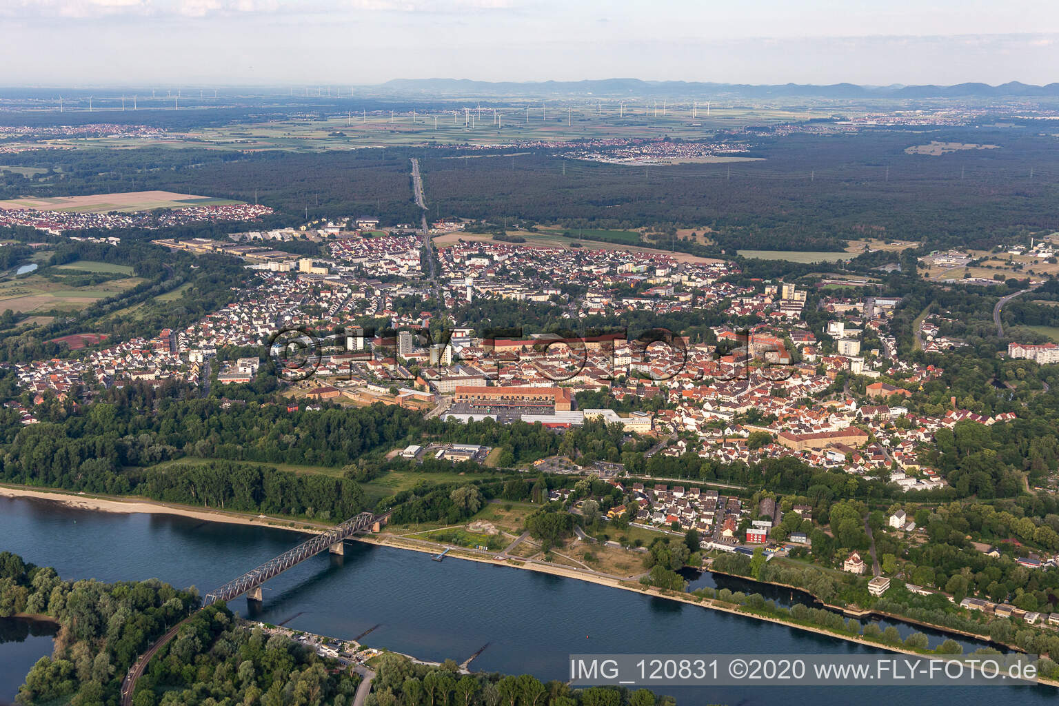 Luftbild von Stadtansicht am Ufer des Flußverlaufes des Rhein in Germersheim im Bundesland Rheinland-Pfalz, Deutschland