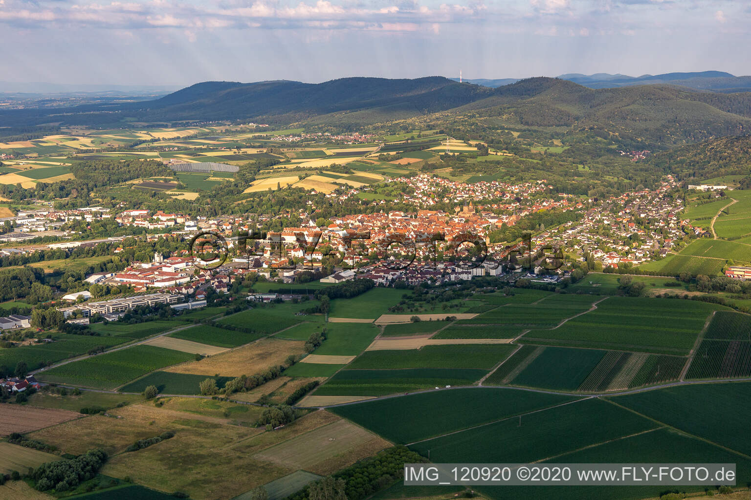 Luftbild von Ortsansicht der Straßen und Häuser der Wohngebiete in Wissembourg in Grand Est im Bundesland Bas-Rhin, Frankreich