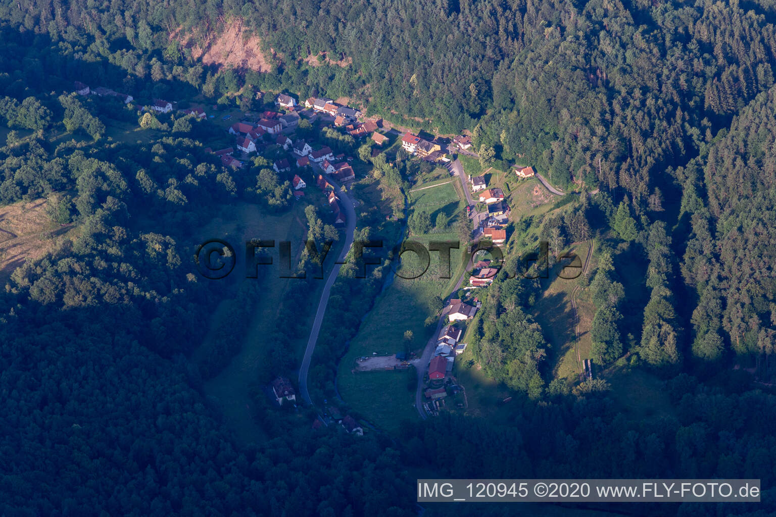 Luftaufnahme von Hirschthal im Bundesland Rheinland-Pfalz, Deutschland