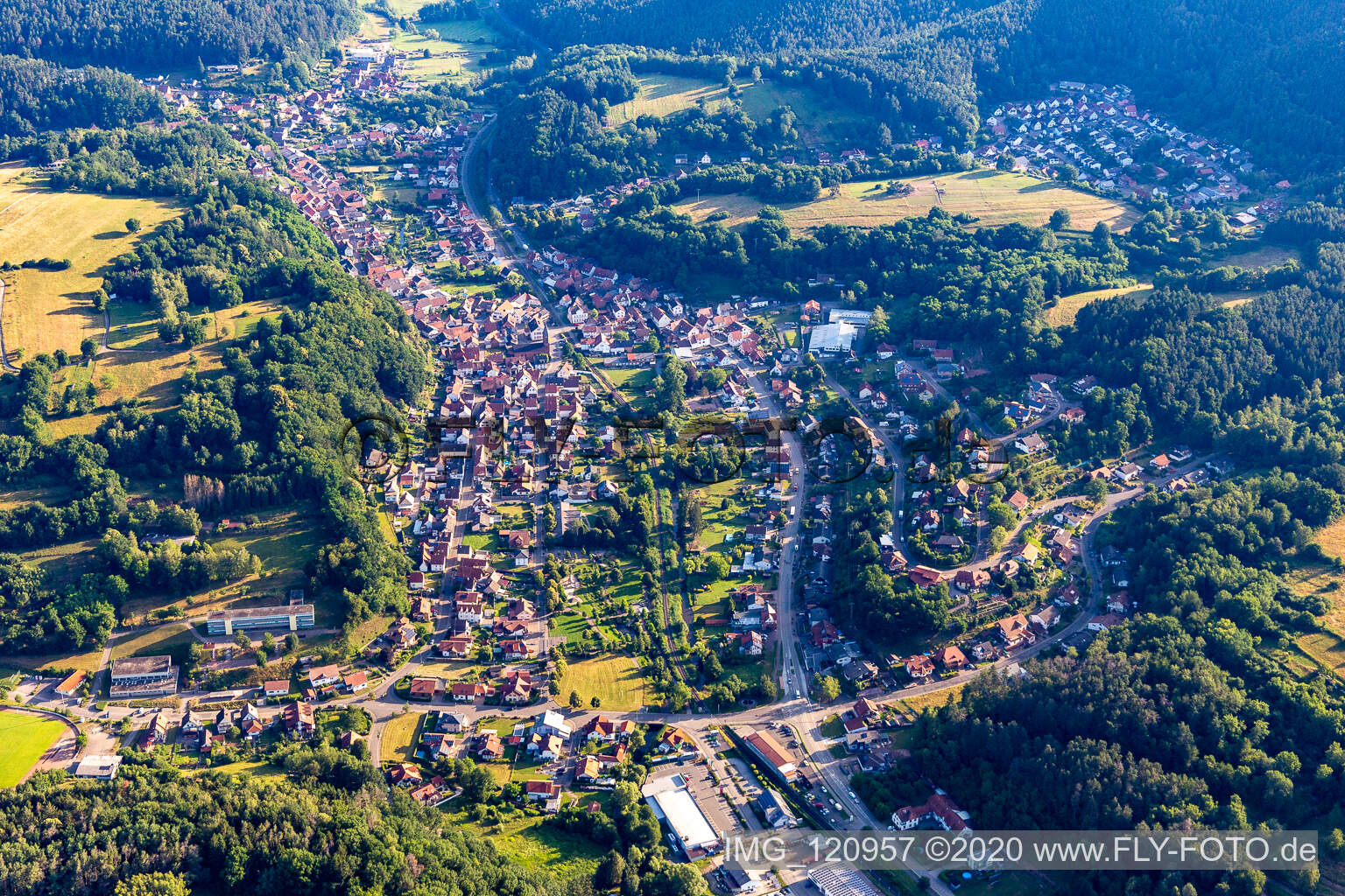 Von Wald und Forstgebieten umgebener Ortskern der Straßen und Häuser und Wohngebiete in Bruchweiler-Bärenbach im Bundesland Rheinland-Pfalz, Deutschland