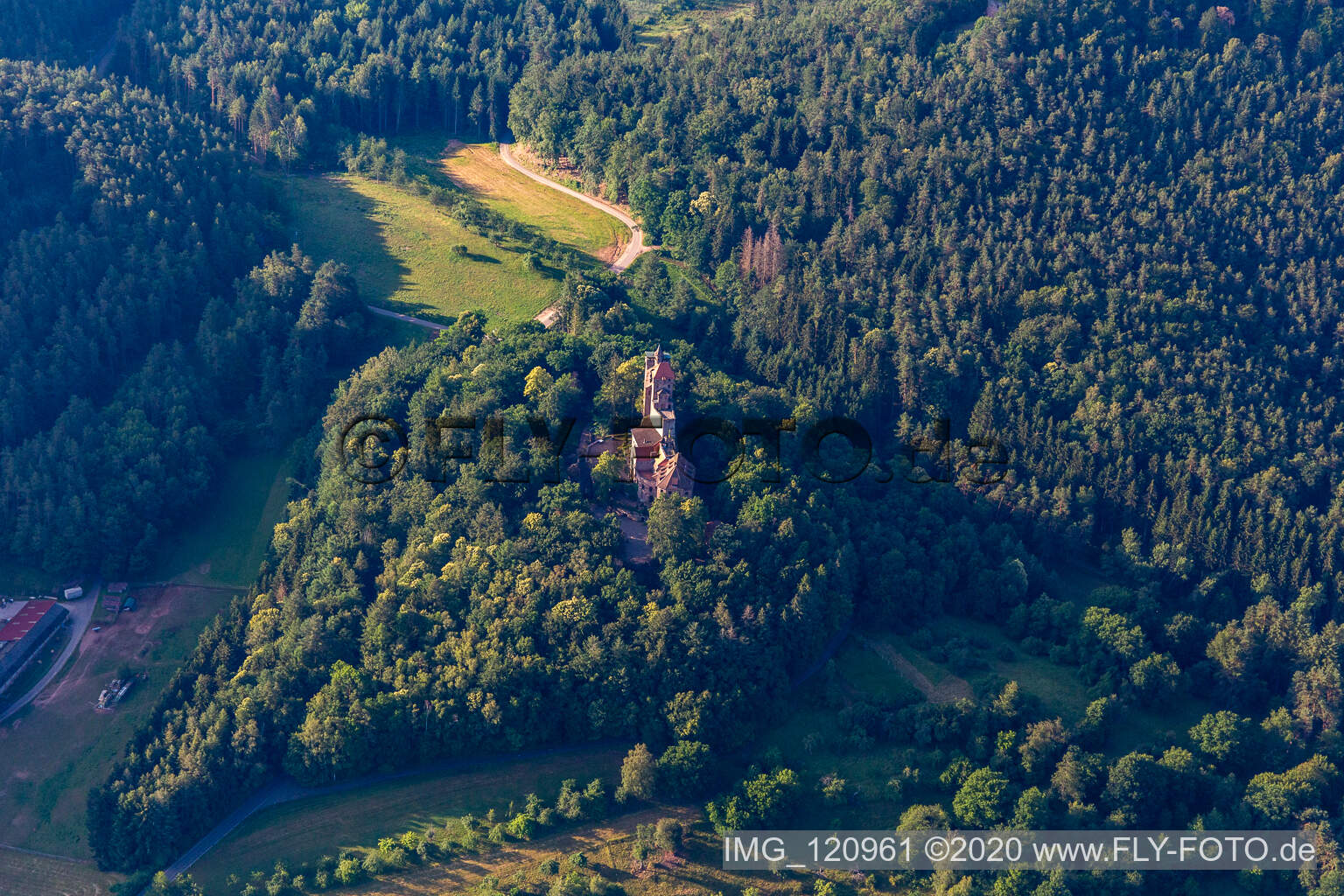Luftbild von Burg Bewartstein in Erlenbach bei Dahn im Bundesland Rheinland-Pfalz, Deutschland