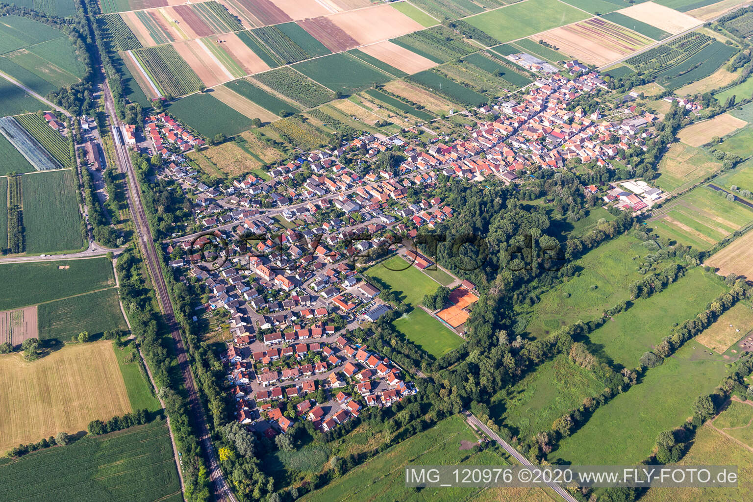 Ortsansicht am Rande von landwirtschaftlichen Feldern und Nutzflächen in Winden im Bundesland Rheinland-Pfalz, Deutschland