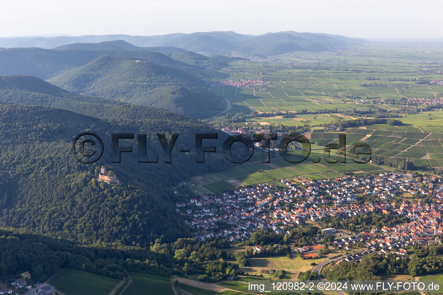 Klingenmünster im Bundesland Rheinland-Pfalz, Deutschland aus der Drohnenperspektive