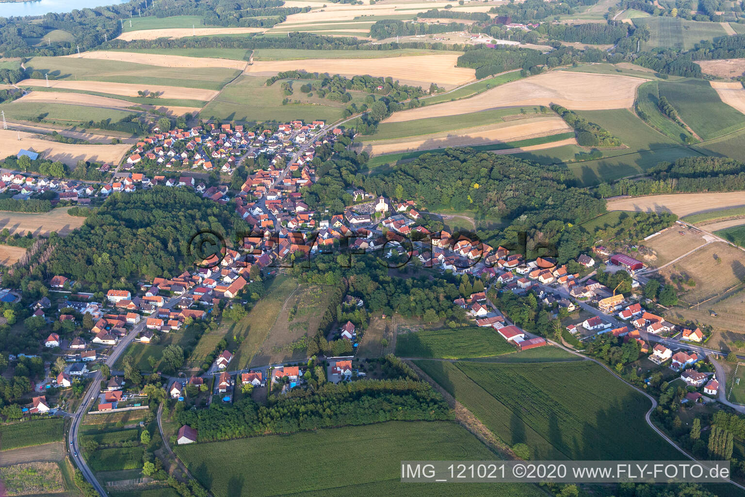 Drohnenbild von Neewiller-près-Lauterbourg im Bundesland Bas-Rhin, Frankreich
