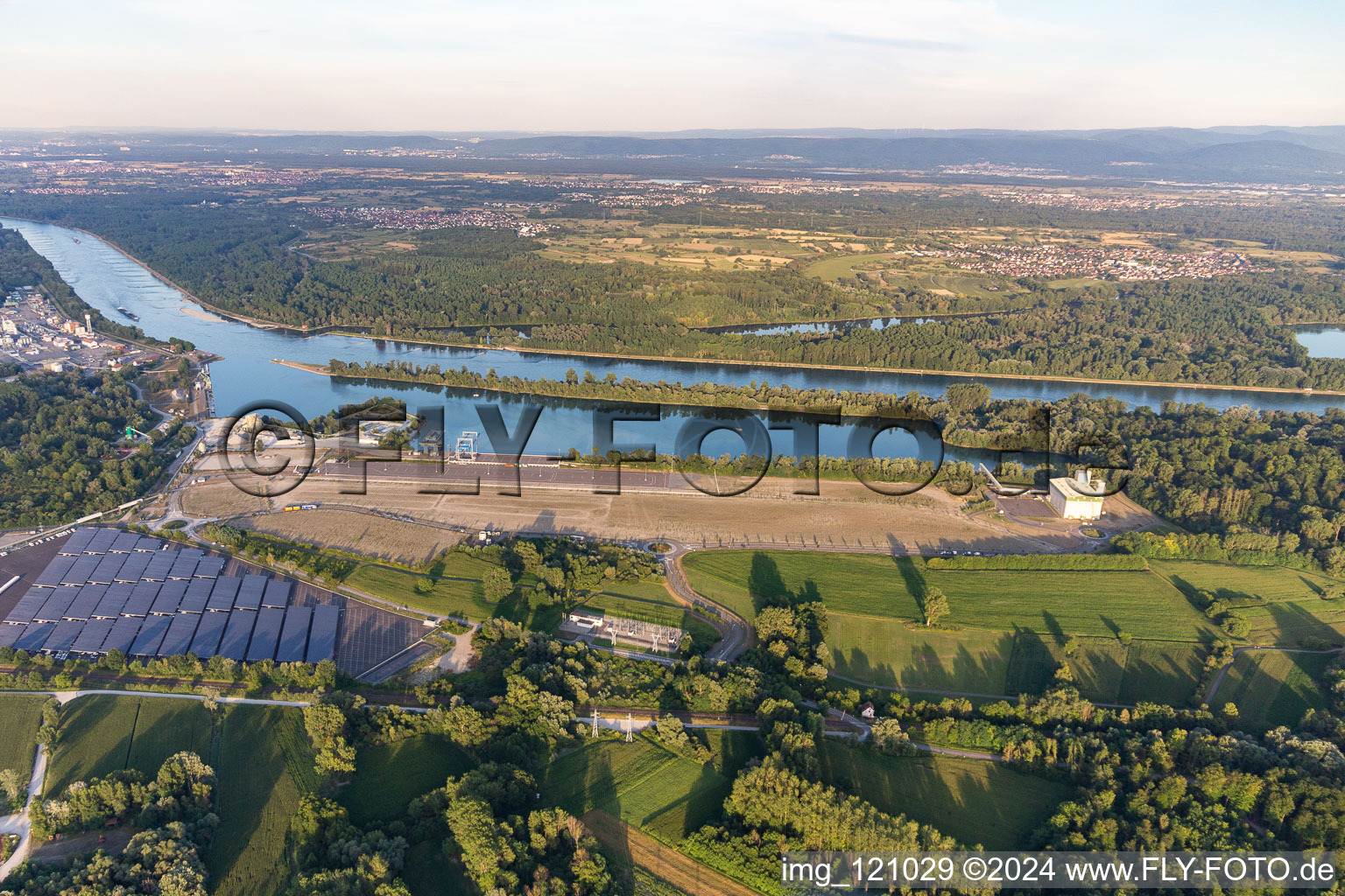 Luftbild von Kaianlagen und Schiffs- Anlegestellen mit Verlade- Terminals am neuen Binnenhafen des Rhein in Lauterbourg in Grand Est im Bundesland Bas-Rhin, Frankreich