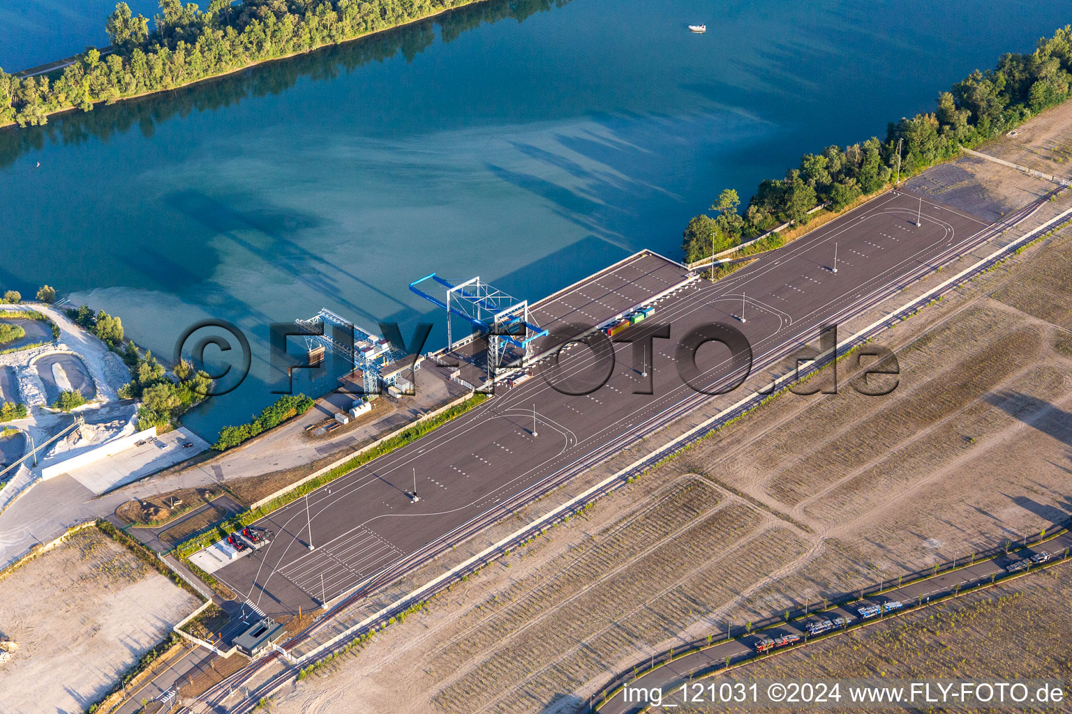 Luftbild von Port Autonome de Strasbourg in Lauterbourg im Bundesland Bas-Rhin, Frankreich