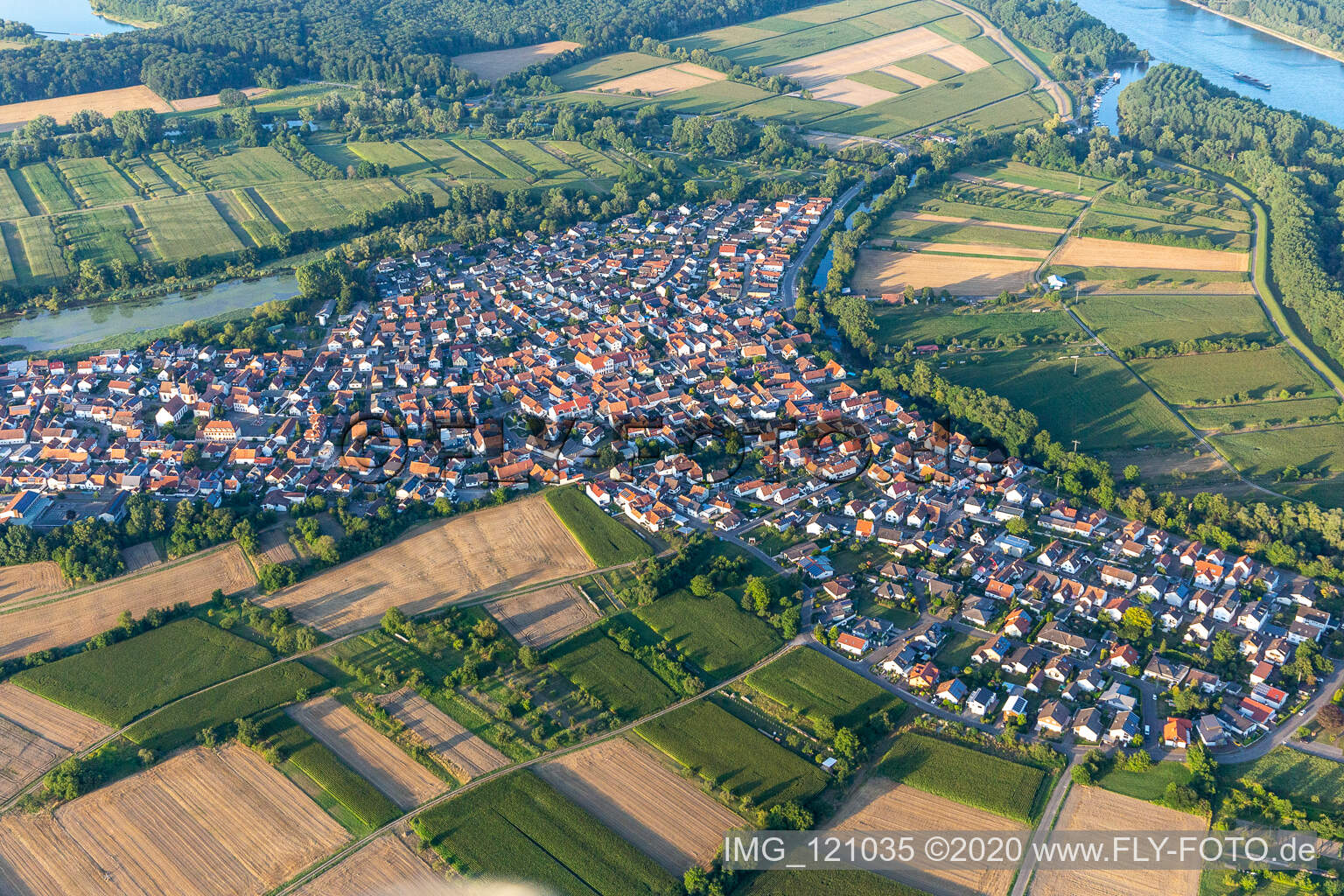 Luftbild von Neuburg am Rhein im Bundesland Rheinland-Pfalz, Deutschland