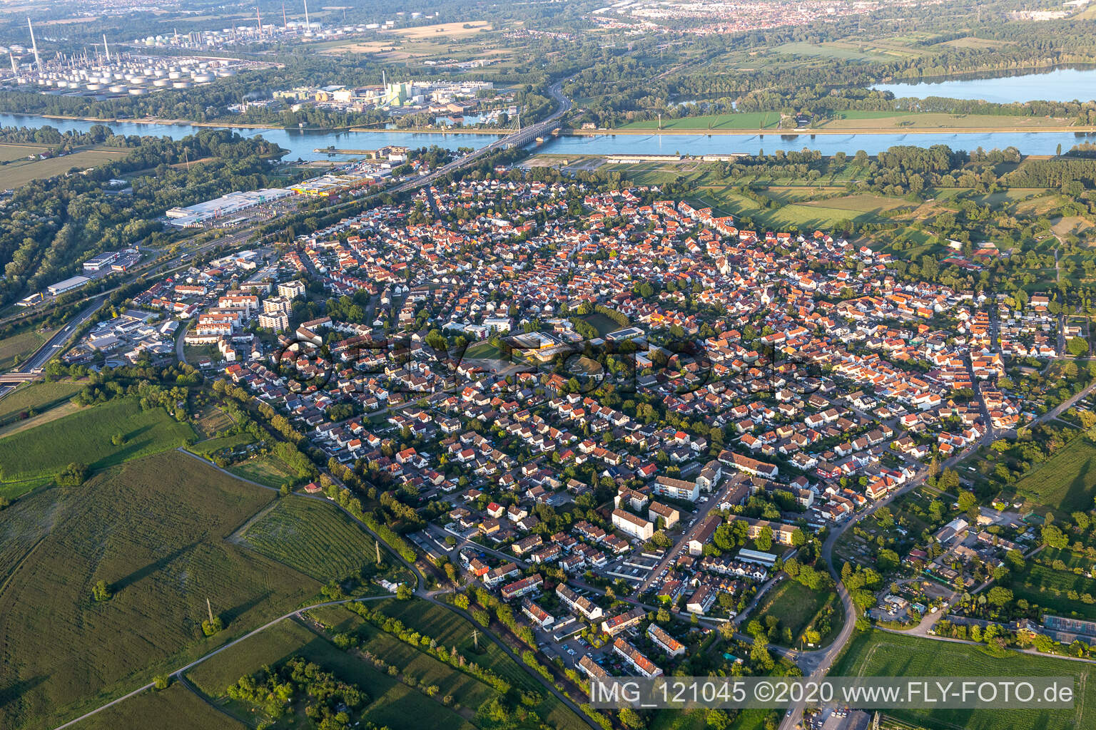 Ortsteil Maximiliansau in Wörth am Rhein im Bundesland Rheinland-Pfalz, Deutschland aus der Drohnenperspektive