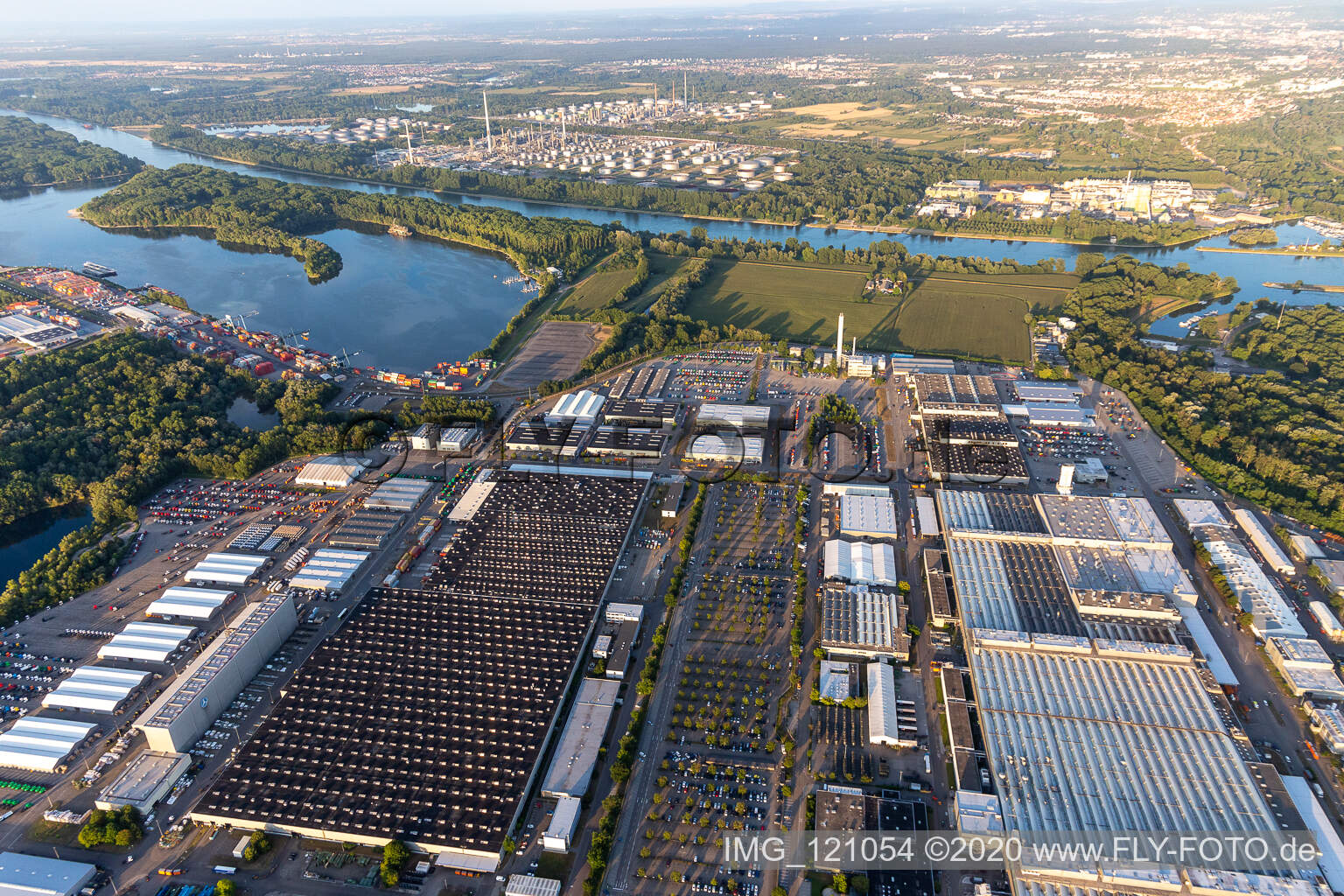 Daimler LKW-Werk in Wörth am Rhein im Bundesland Rheinland-Pfalz, Deutschland aus der Luft