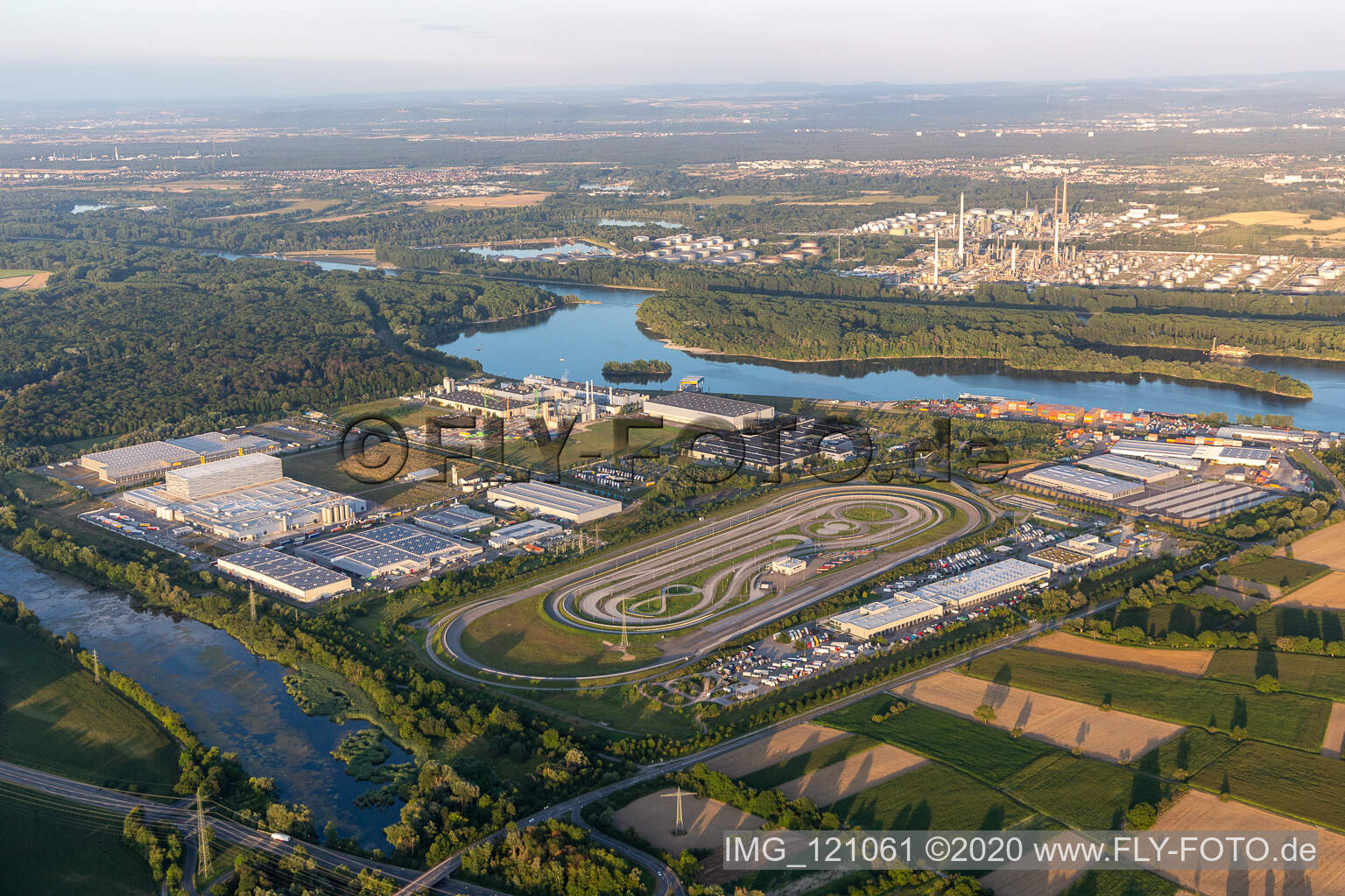 Luftbild von Industriegebiet Oberwald in Wörth am Rhein im Bundesland Rheinland-Pfalz, Deutschland