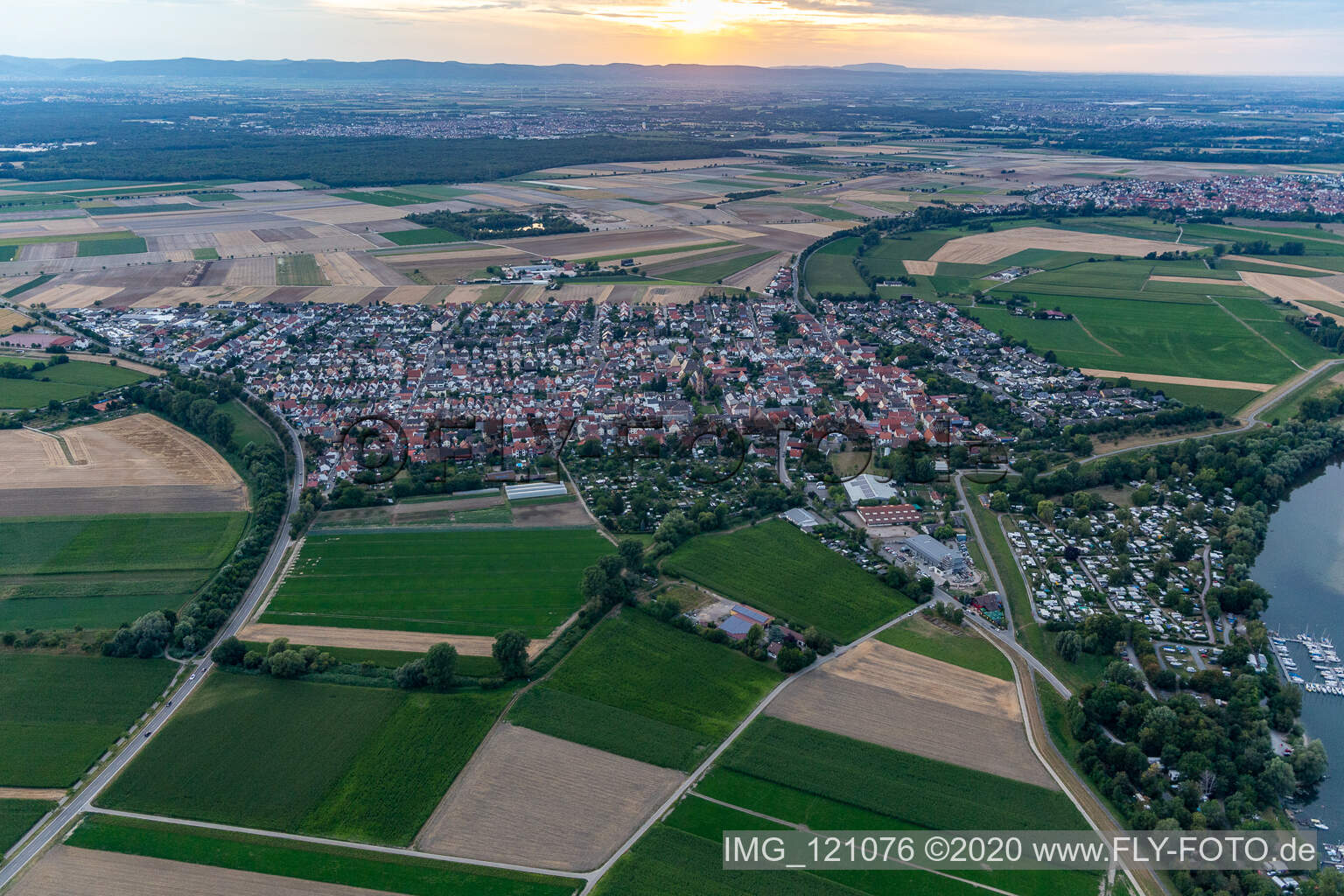 Otterstadt im Bundesland Rheinland-Pfalz, Deutschland von der Drohne aus gesehen