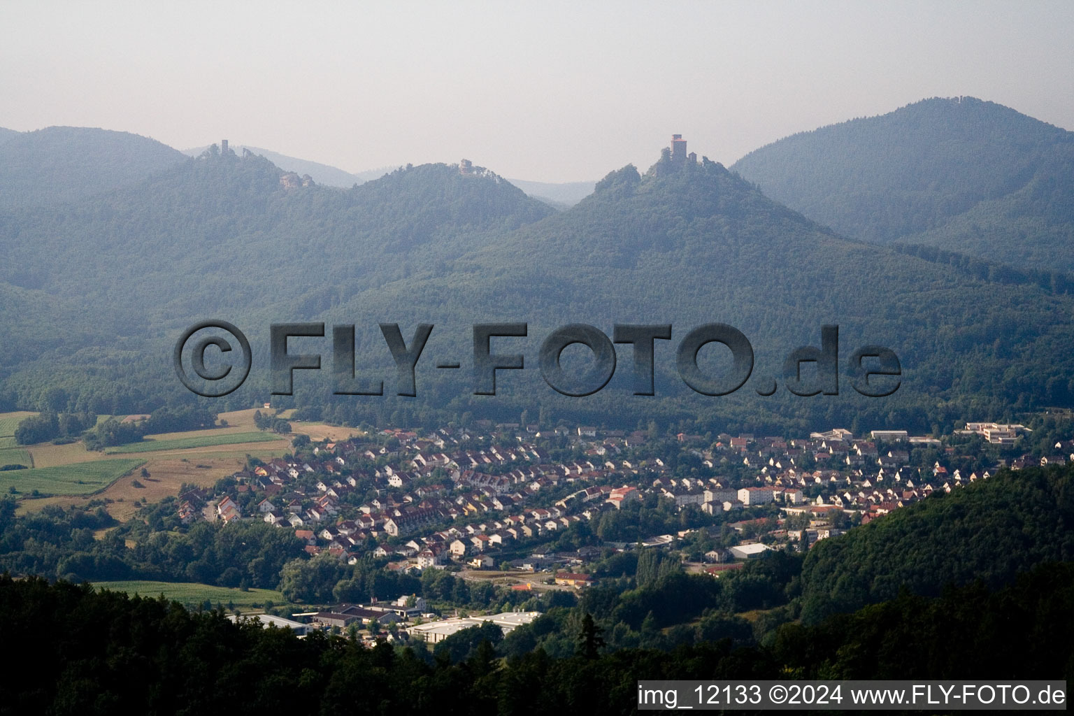 Panorama vom Ortsbereich und der Umgebung in Annweiler am Trifels im Bundesland Rheinland-Pfalz, Deutschland