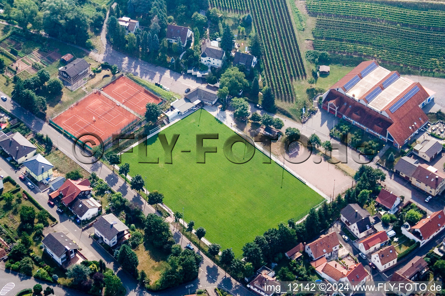 Fußballplatz und Tennisplatz mit rotem Spielfeld in Albersweiler im Bundesland Rheinland-Pfalz, Deutschland
