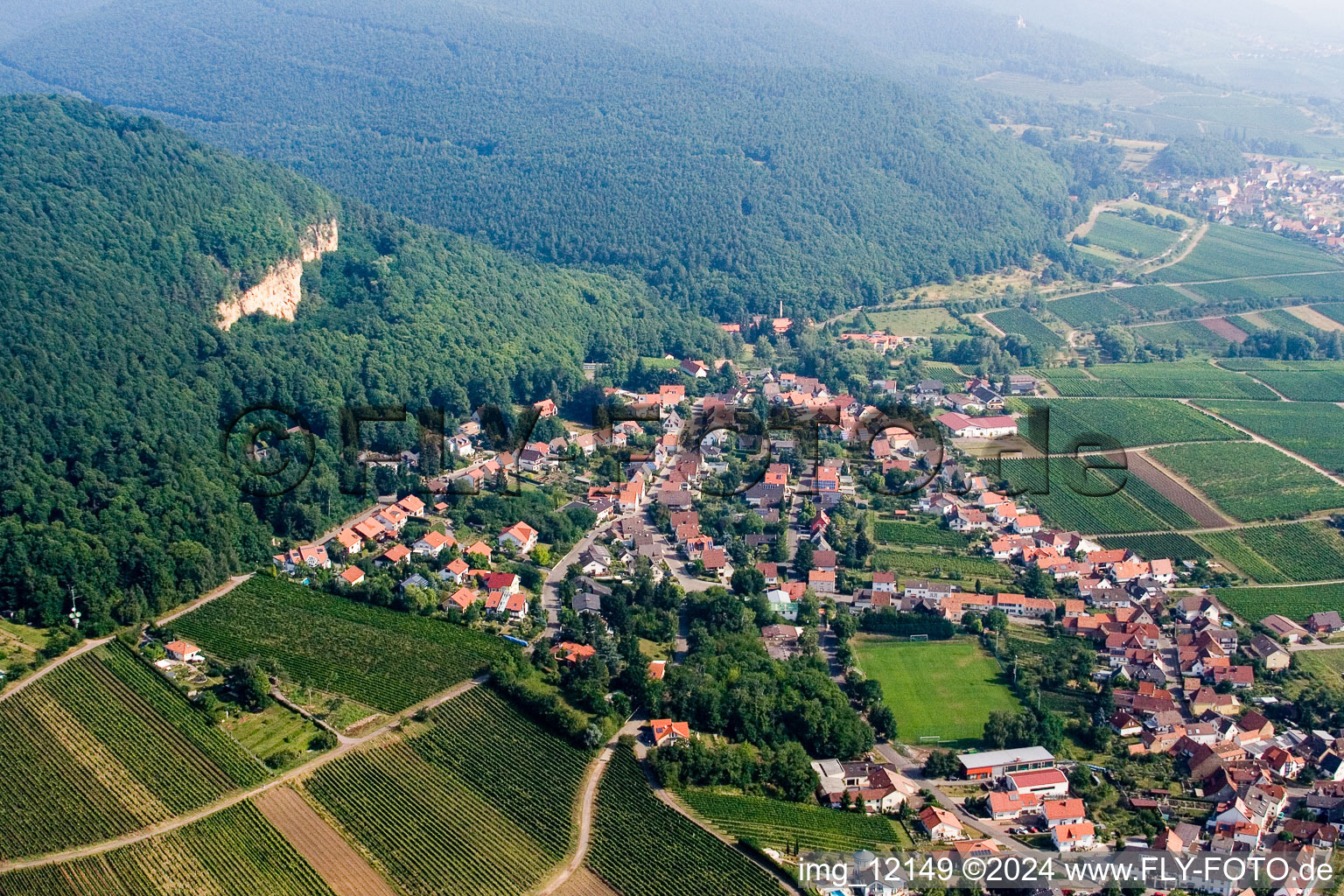 Dorf - Ansicht am Rande von landwirtschaftlichen Feldern und Nutzflächen in Frankweiler im Bundesland Rheinland-Pfalz, Deutschland