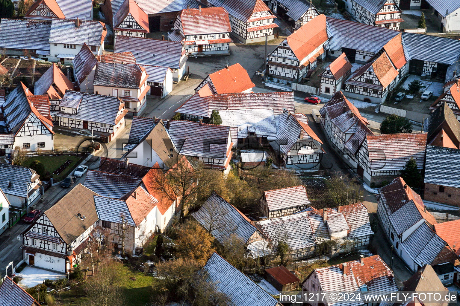 Winterlich schneebedeckte Fachwerkhaus Altstadtbereich und Dorfzentrum in Eschbach in Grand Est im Bundesland Bas-Rhin, Frankreich