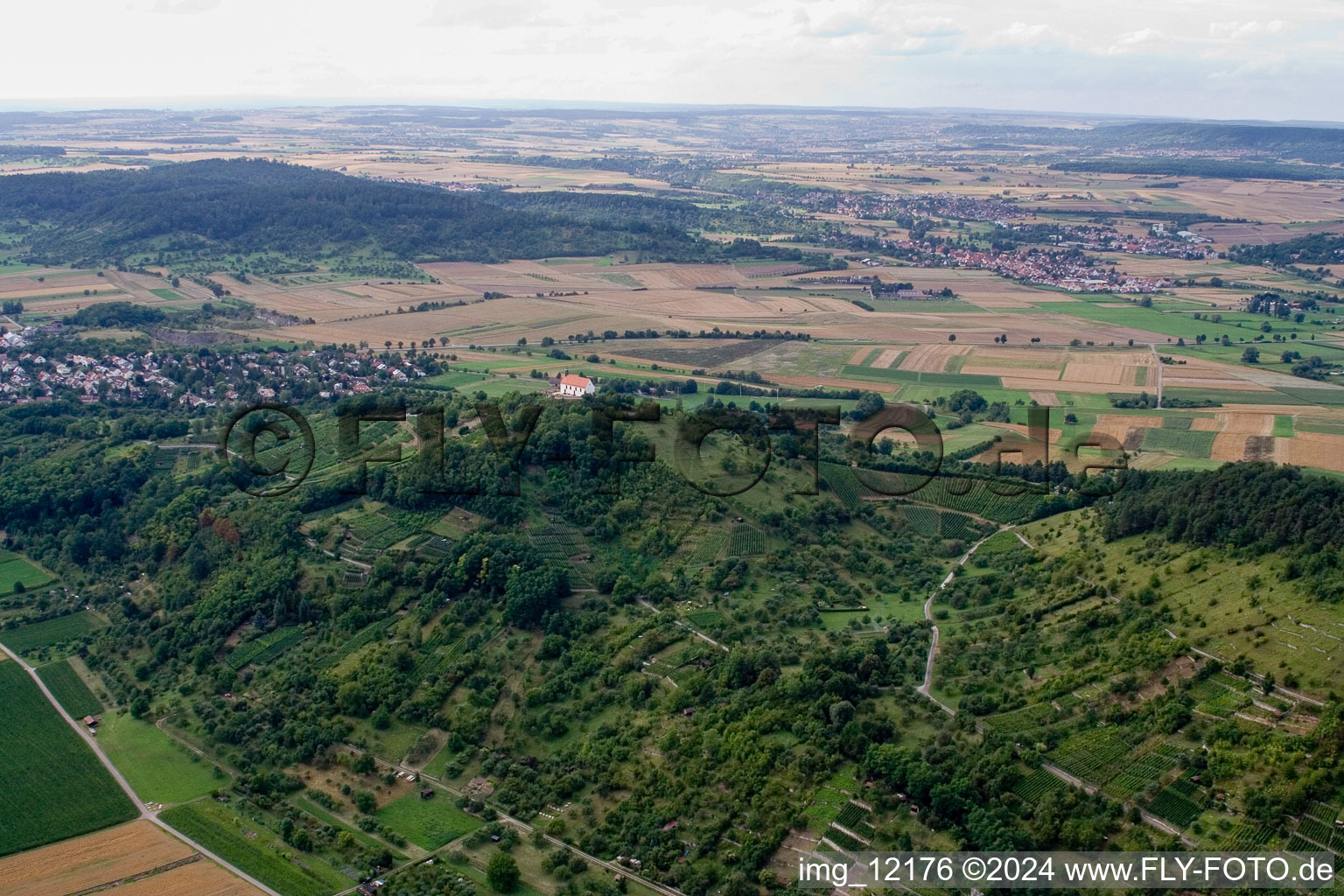 Luftbild von Kirchengebäude der Kapelle Wurmlinger Kapelle - St. Remigius Kapelle im Ortsteil Rottenburg am Neckar in Tübingen im Bundesland Baden-Württemberg, Deutschland