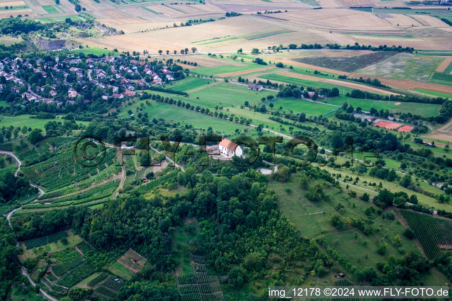 Luftaufnahme von Kirchengebäude der Kapelle Wurmlinger Kapelle - St. Remigius Kapelle im Ortsteil Rottenburg am Neckar in Tübingen im Bundesland Baden-Württemberg, Deutschland