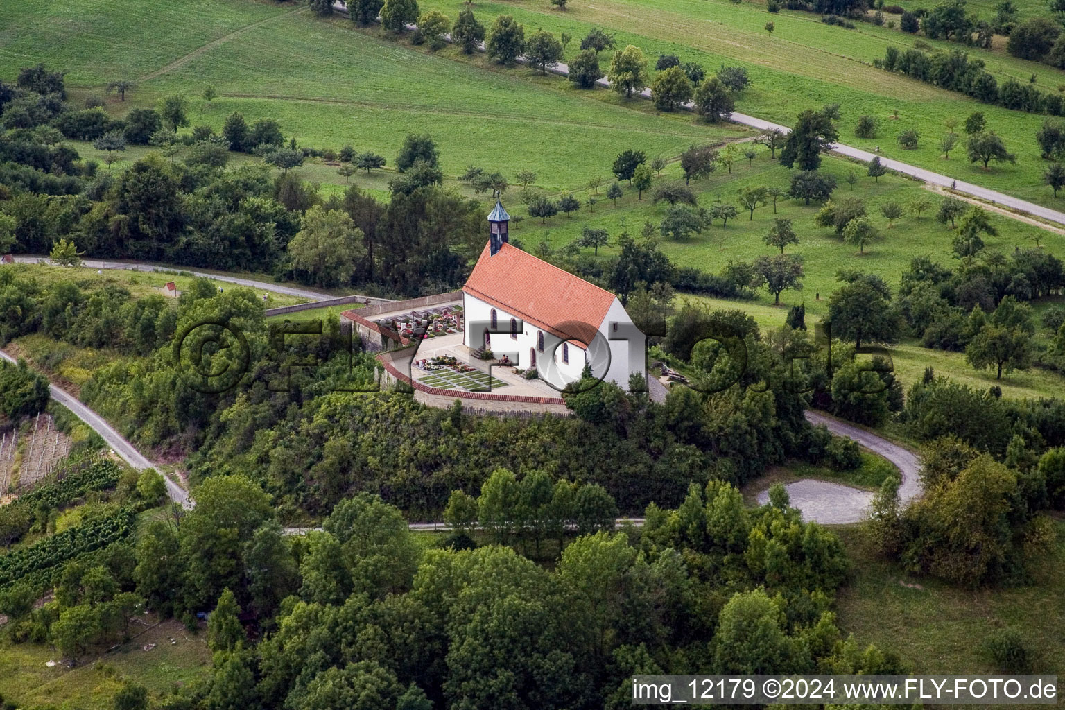 Schrägluftbild von Kirchengebäude der Kapelle Wurmlinger Kapelle - St. Remigius Kapelle im Ortsteil Rottenburg am Neckar in Tübingen im Bundesland Baden-Württemberg, Deutschland