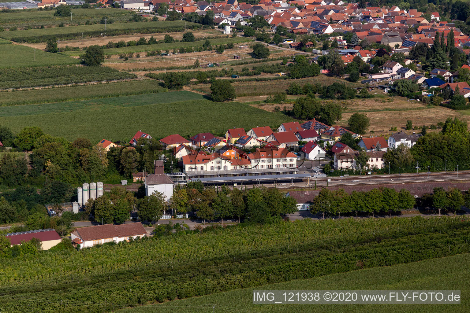 Luftbild von Bahnhof in Winden im Bundesland Rheinland-Pfalz, Deutschland
