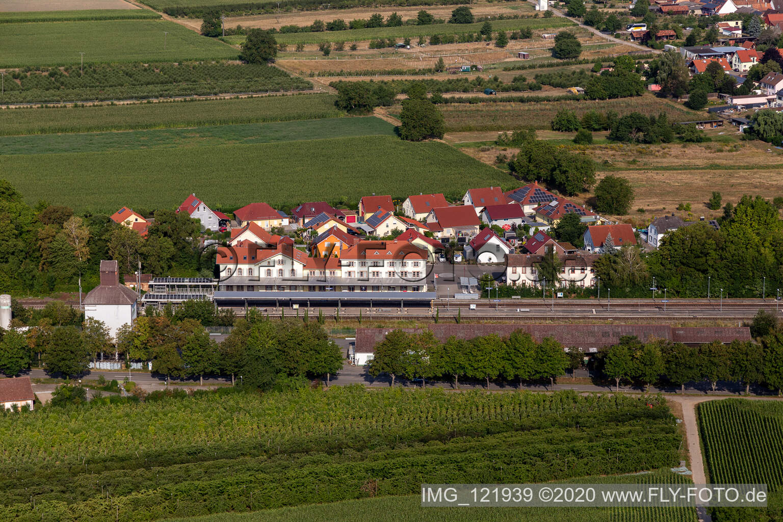 Luftaufnahme von Bahnhof in Winden im Bundesland Rheinland-Pfalz, Deutschland
