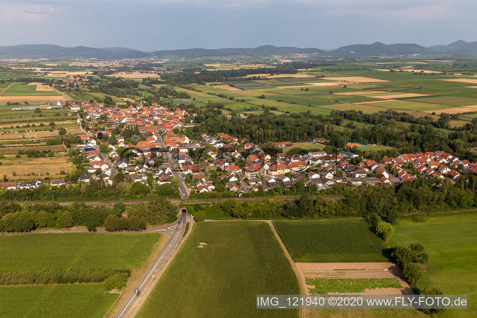 Schrägluftbild von Winden im Bundesland Rheinland-Pfalz, Deutschland