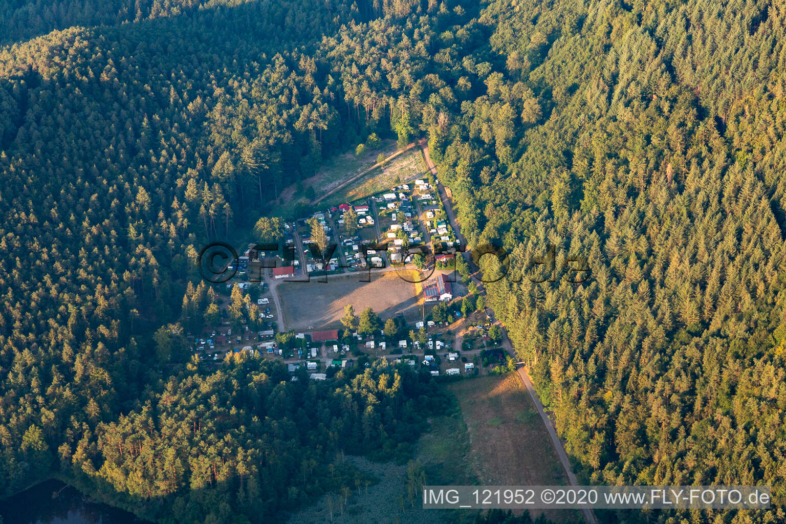 Luftbild von Naturcamping am Berwartstein in Erlenbach bei Dahn im Bundesland Rheinland-Pfalz, Deutschland