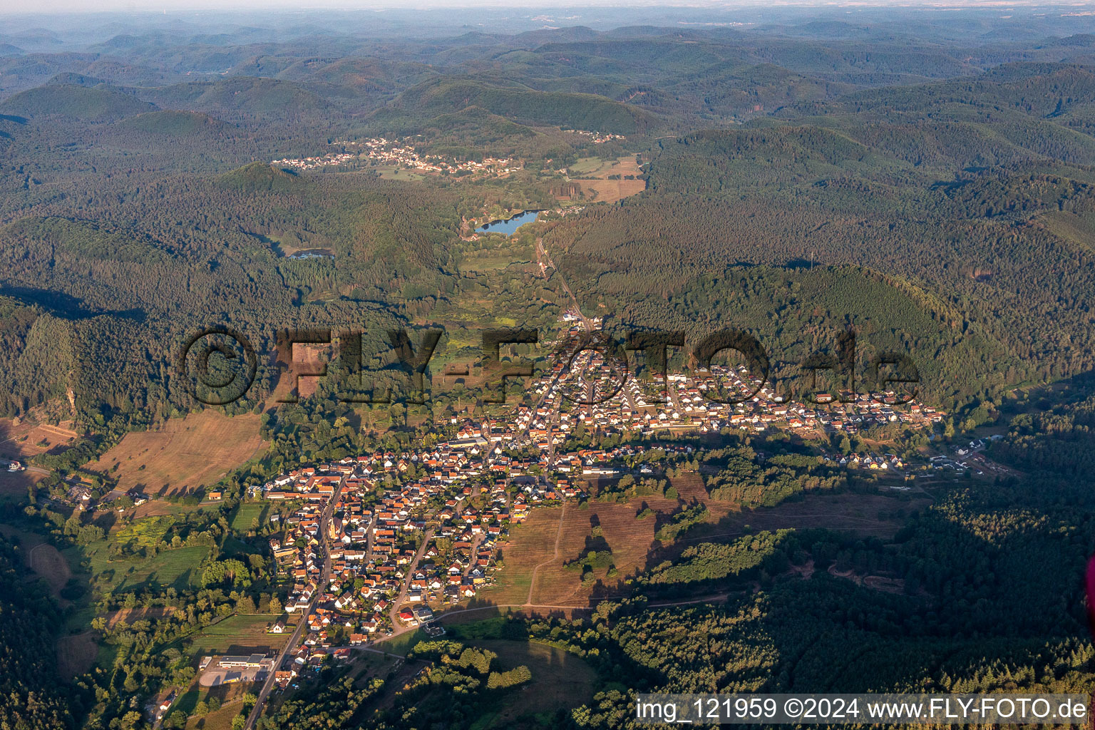 Fischbach bei Dahn im Bundesland Rheinland-Pfalz, Deutschland aus der Vogelperspektive