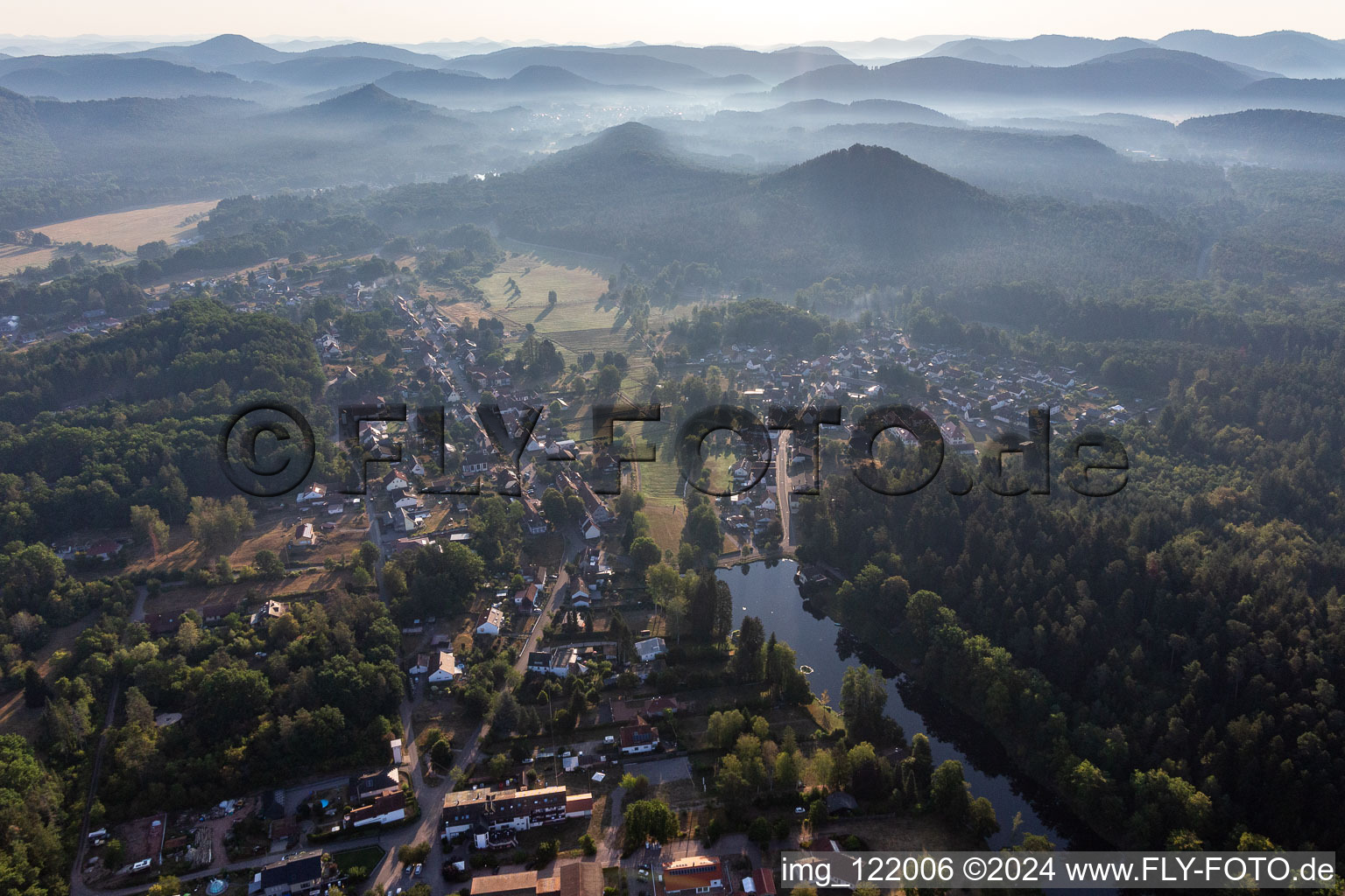 Von Wald und Forstgebieten umgebener Ortskern der Straßen und Häuser und Wohngebiete in Ludwigswinkel im Bundesland Rheinland-Pfalz, Deutschland