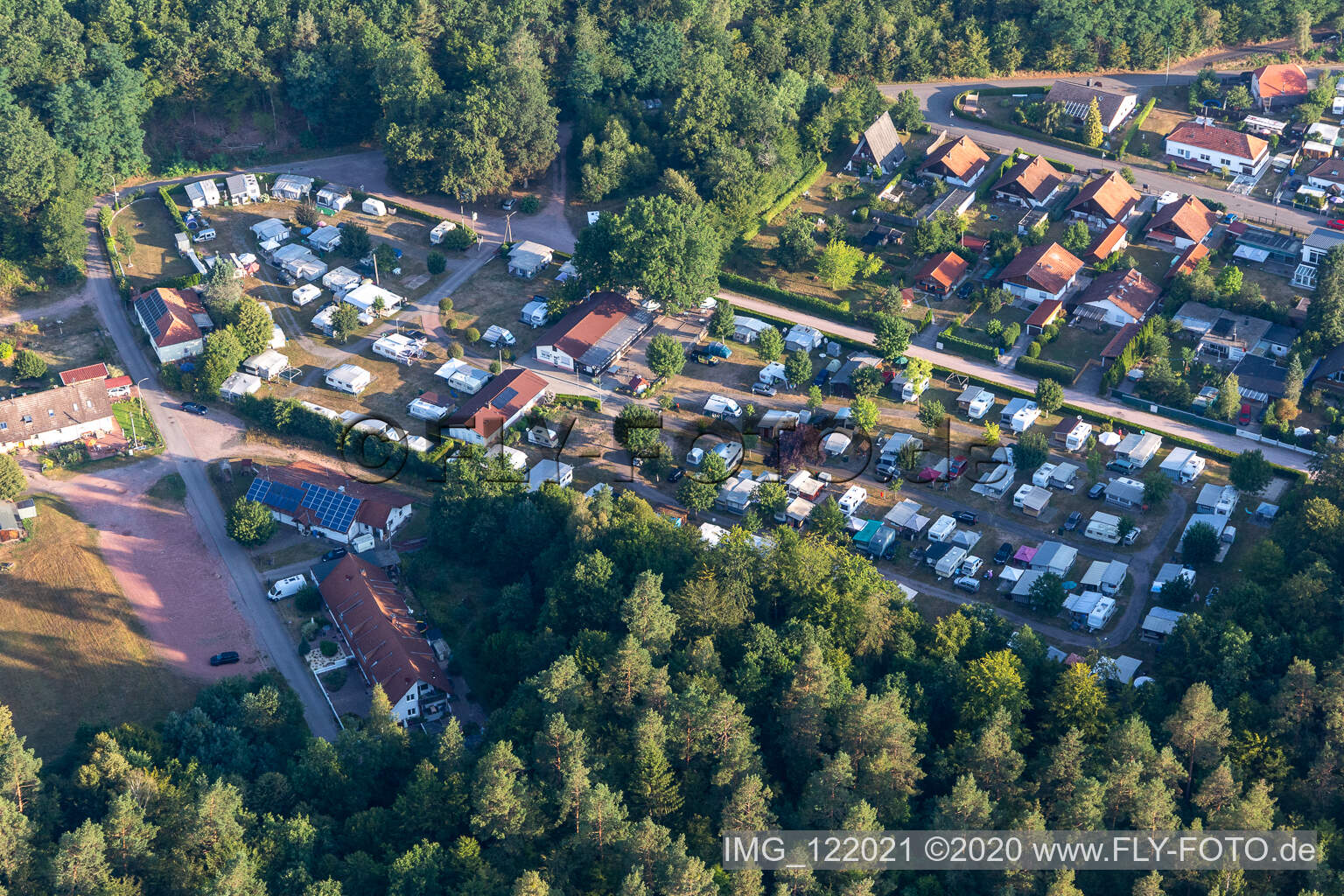 Luftaufnahme von Campingclub Pirmansens am Schöntalweiher in Ludwigswinkel im Bundesland Rheinland-Pfalz, Deutschland