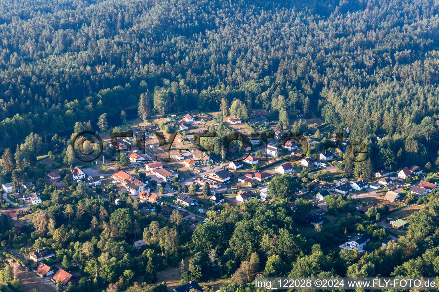 Schrägluftbild von Ludwigswinkel im Bundesland Rheinland-Pfalz, Deutschland