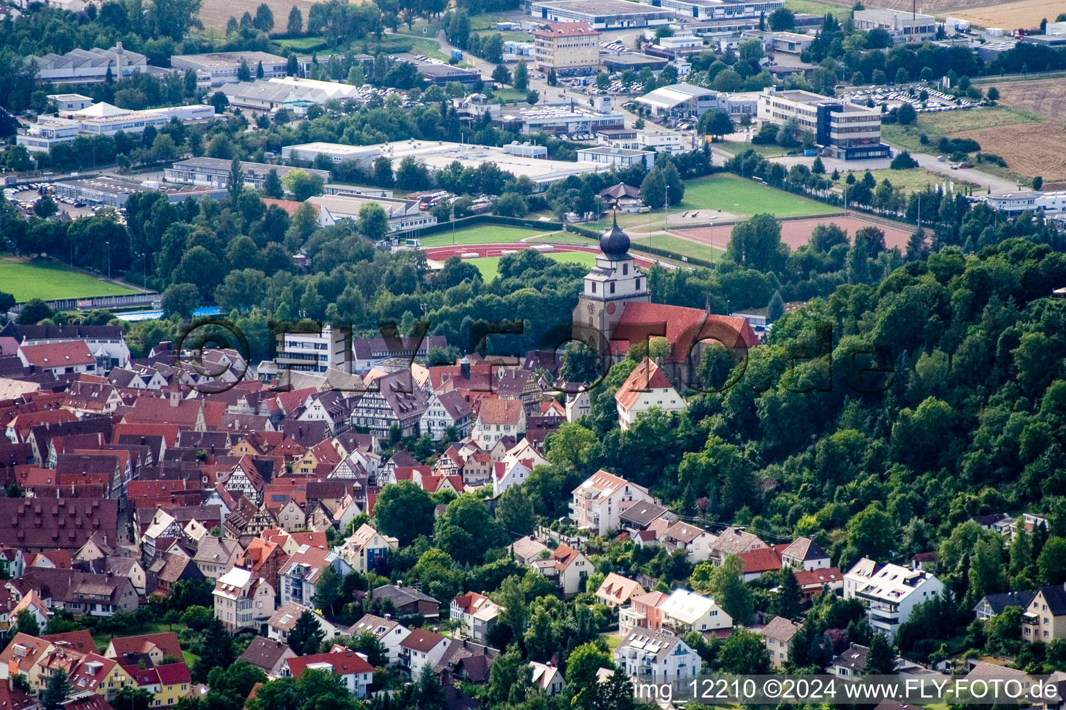 Kirchengebäude der Stiftskirche im Altstadt- Zentrum der Innenstadt in Herrenberg im Bundesland Baden-Württemberg, Deutschland