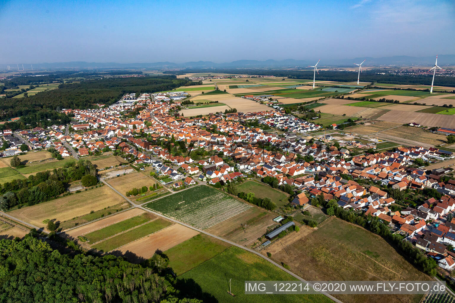 Ortsansicht am Rande von landwirtschaftlichen Feldern und Nutzflächen in Hatzenbühl im Bundesland Rheinland-Pfalz, Deutschland