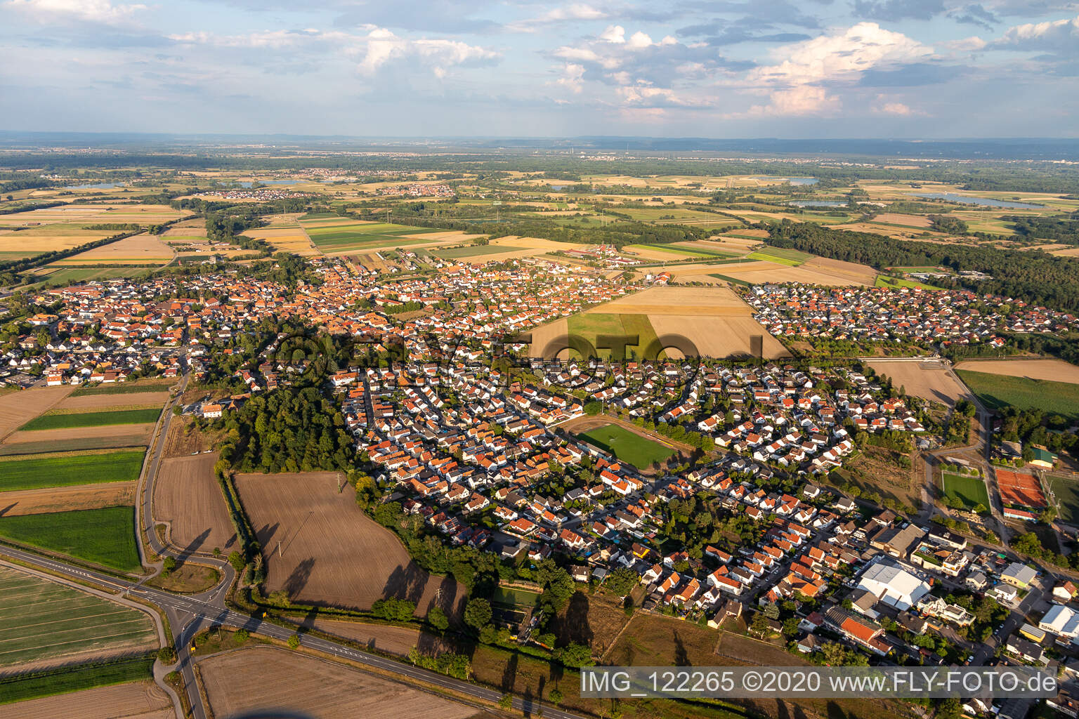 Luftbild von Ortsansicht am Rande von landwirtschaftlichen Feldern und Nutzflächen in Rheinzabern im Bundesland Rheinland-Pfalz, Deutschland