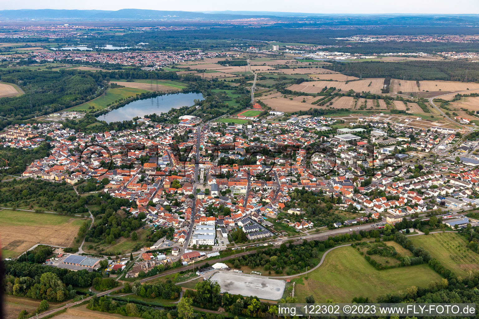 Luftbild von Ortsansicht der Straßen und Häuser der Wohngebiete in Philippsburg im Bundesland Baden-Württemberg, Deutschland