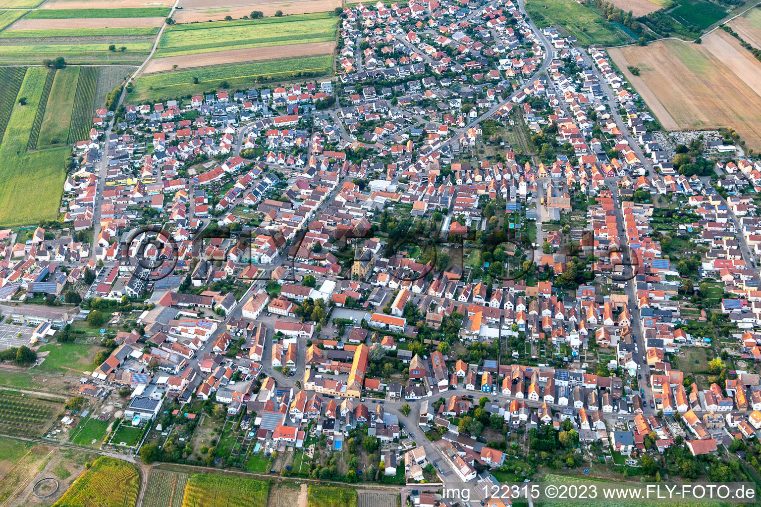 Ortsteil Mechtersheim in Römerberg im Bundesland Rheinland-Pfalz, Deutschland von einer Drohne aus