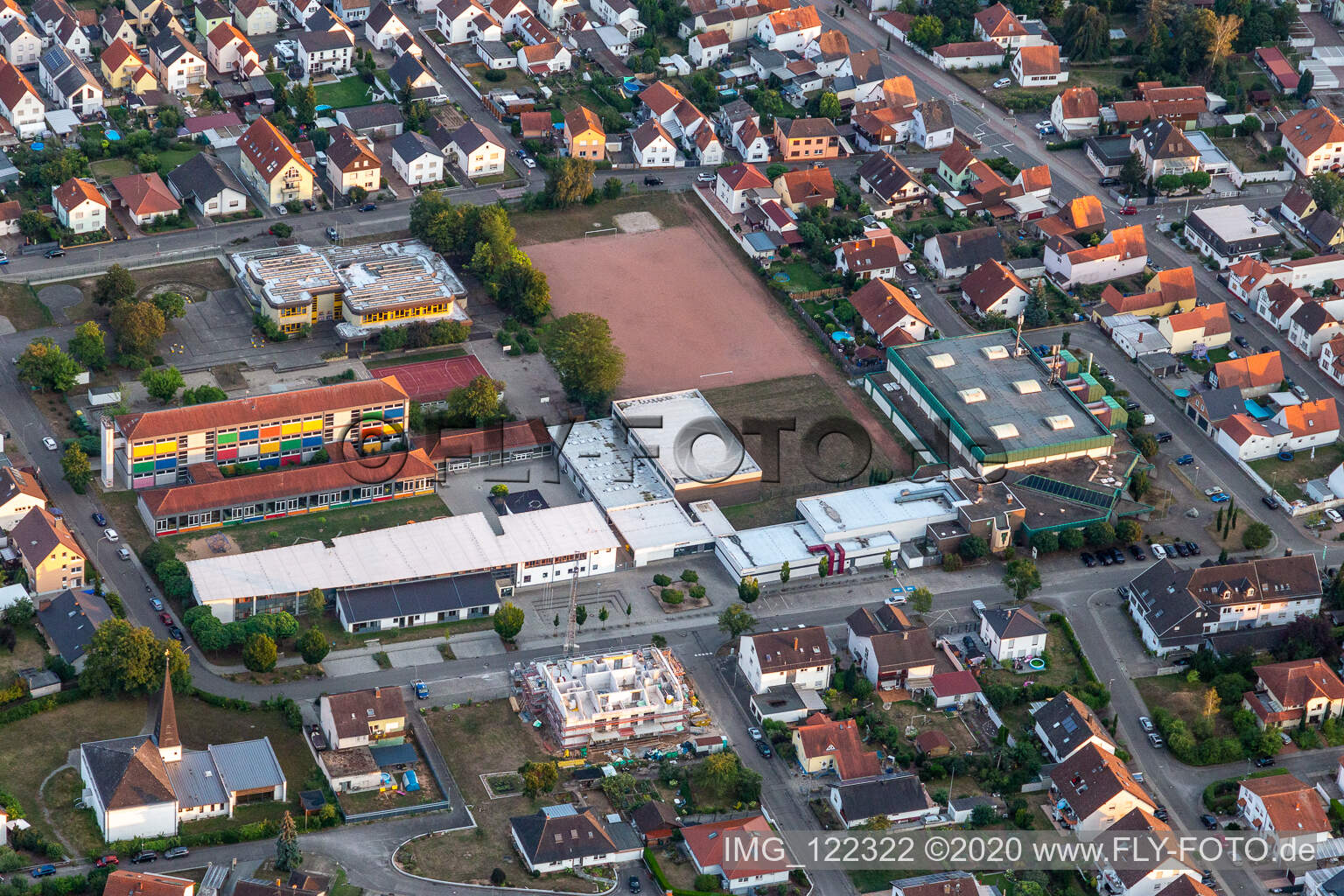 Grundschule, Realschule plus und Hallenbad in Lingenfeld im Bundesland Rheinland-Pfalz, Deutschland
