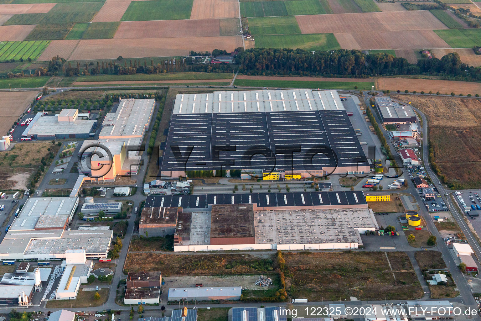 Mercedes Benz/Daimler Logistikzentrum in Offenbach an der Queich im Bundesland Rheinland-Pfalz, Deutschland