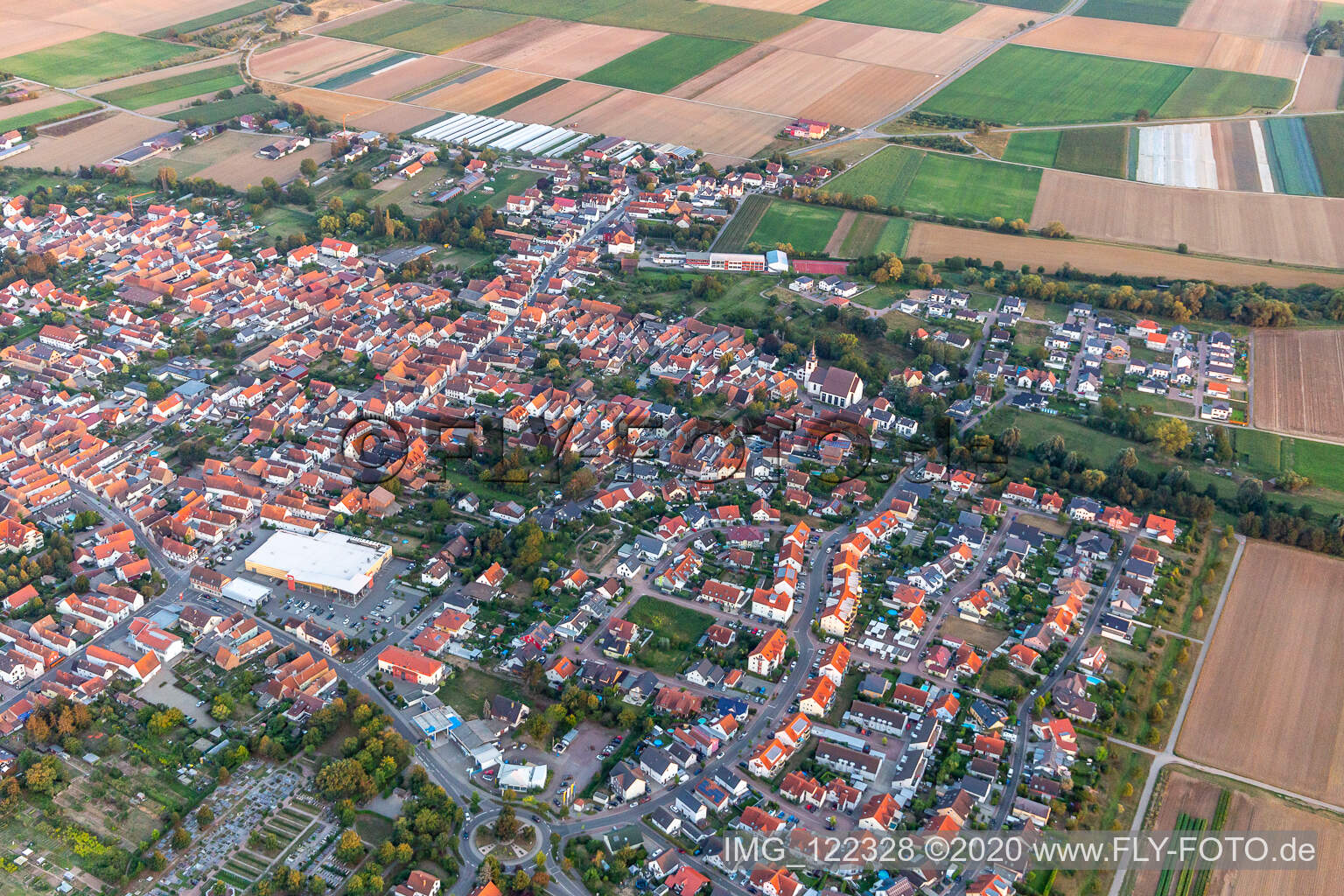 Drohnenaufname von Offenbach an der Queich im Bundesland Rheinland-Pfalz, Deutschland