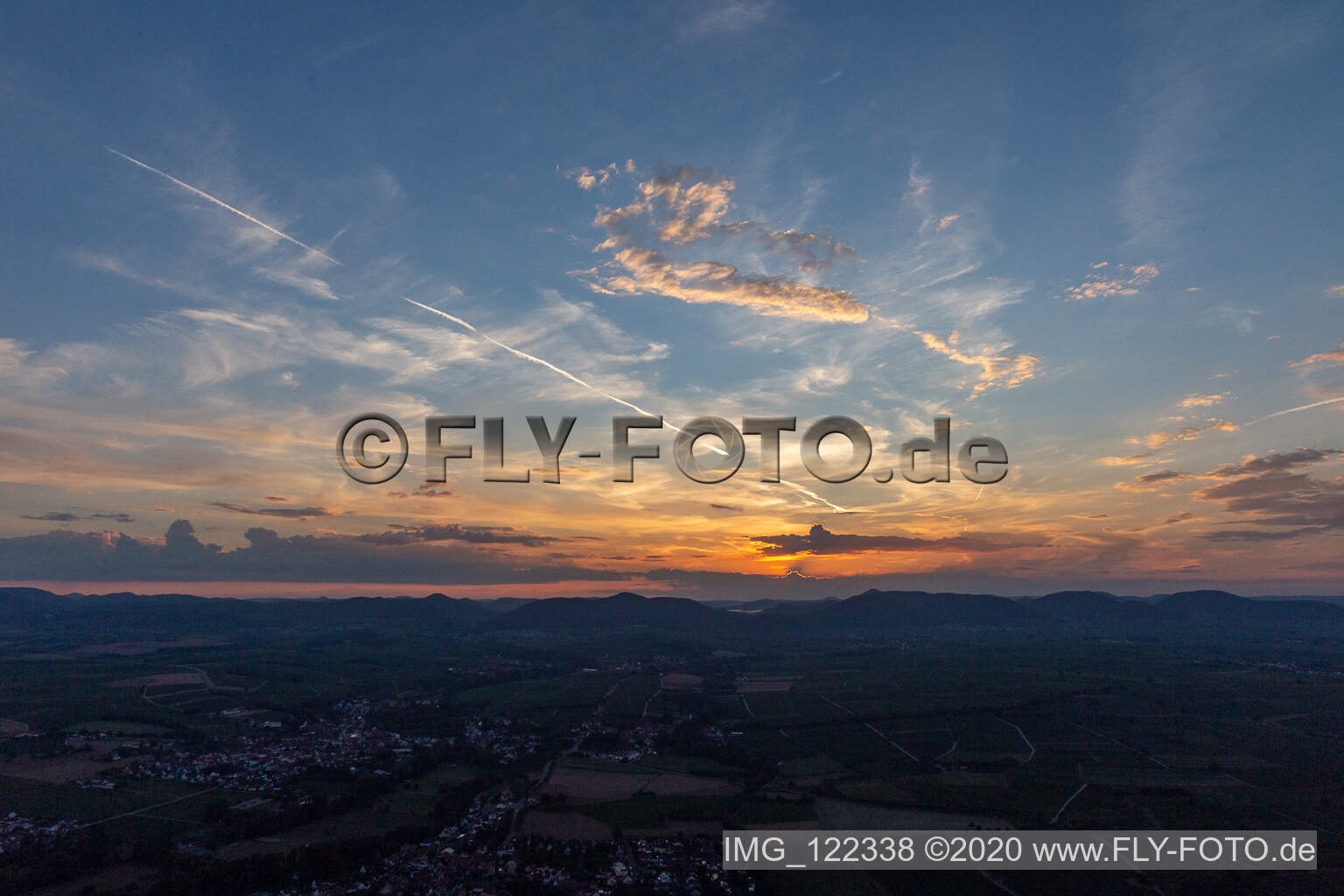 Luftbild von Sonnenuntergang in der Südpfalz im Ortsteil Mühlhofen in Billigheim-Ingenheim im Bundesland Rheinland-Pfalz, Deutschland