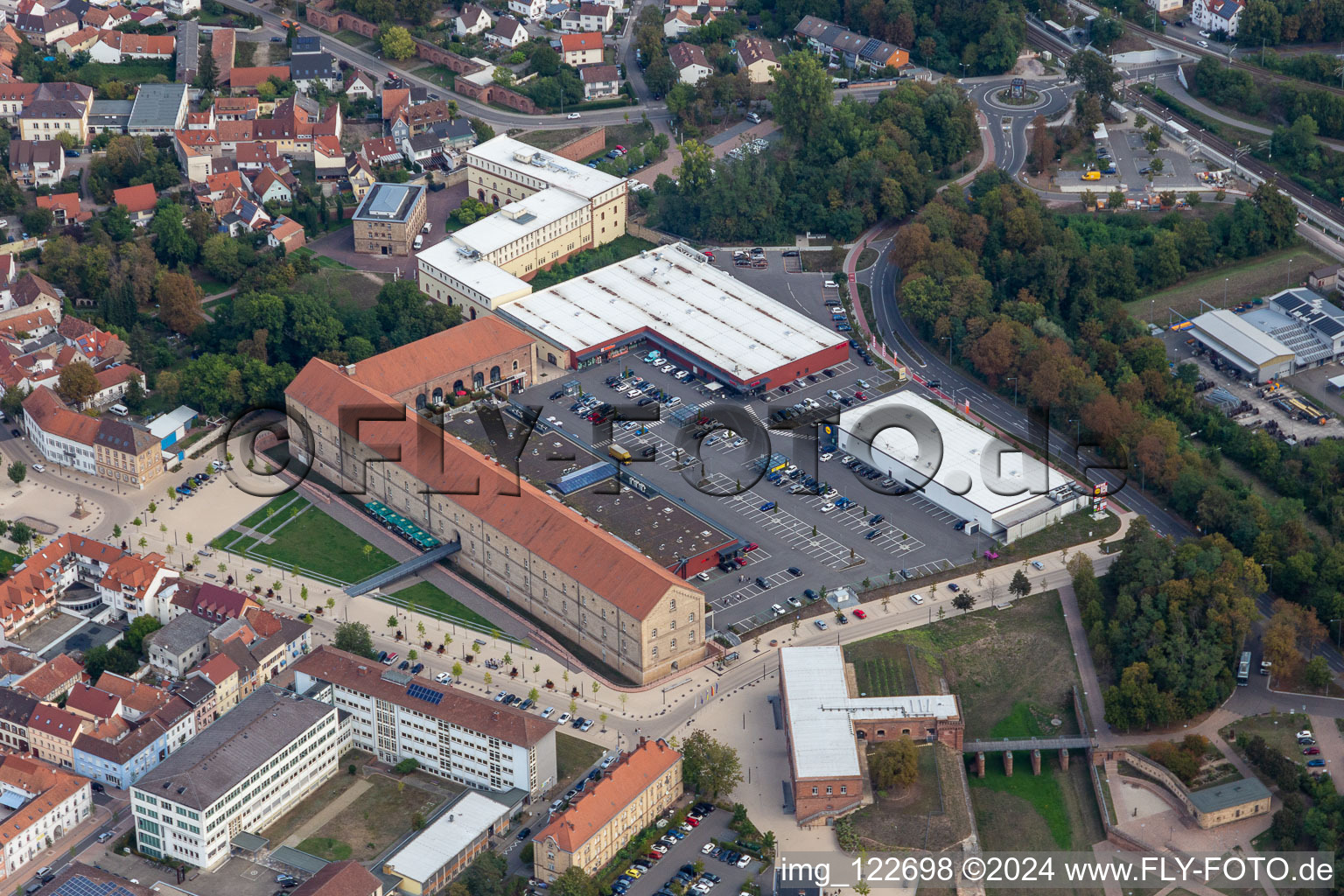 FMZ Stadtkaserne mit Berufsbildende Schule am Paradeplatz in Germersheim im Bundesland Rheinland-Pfalz, Deutschland