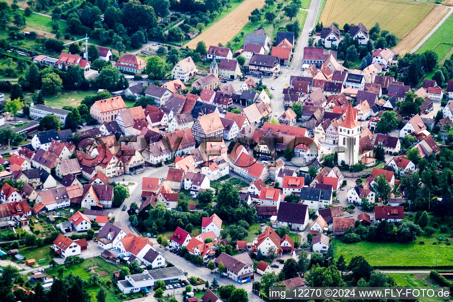 Luftaufnahme von Ortsansicht der Straßen und Häuser der Wohngebiete im Ortsteil Mönchberg in Herrenberg im Bundesland Baden-Württemberg, Deutschland