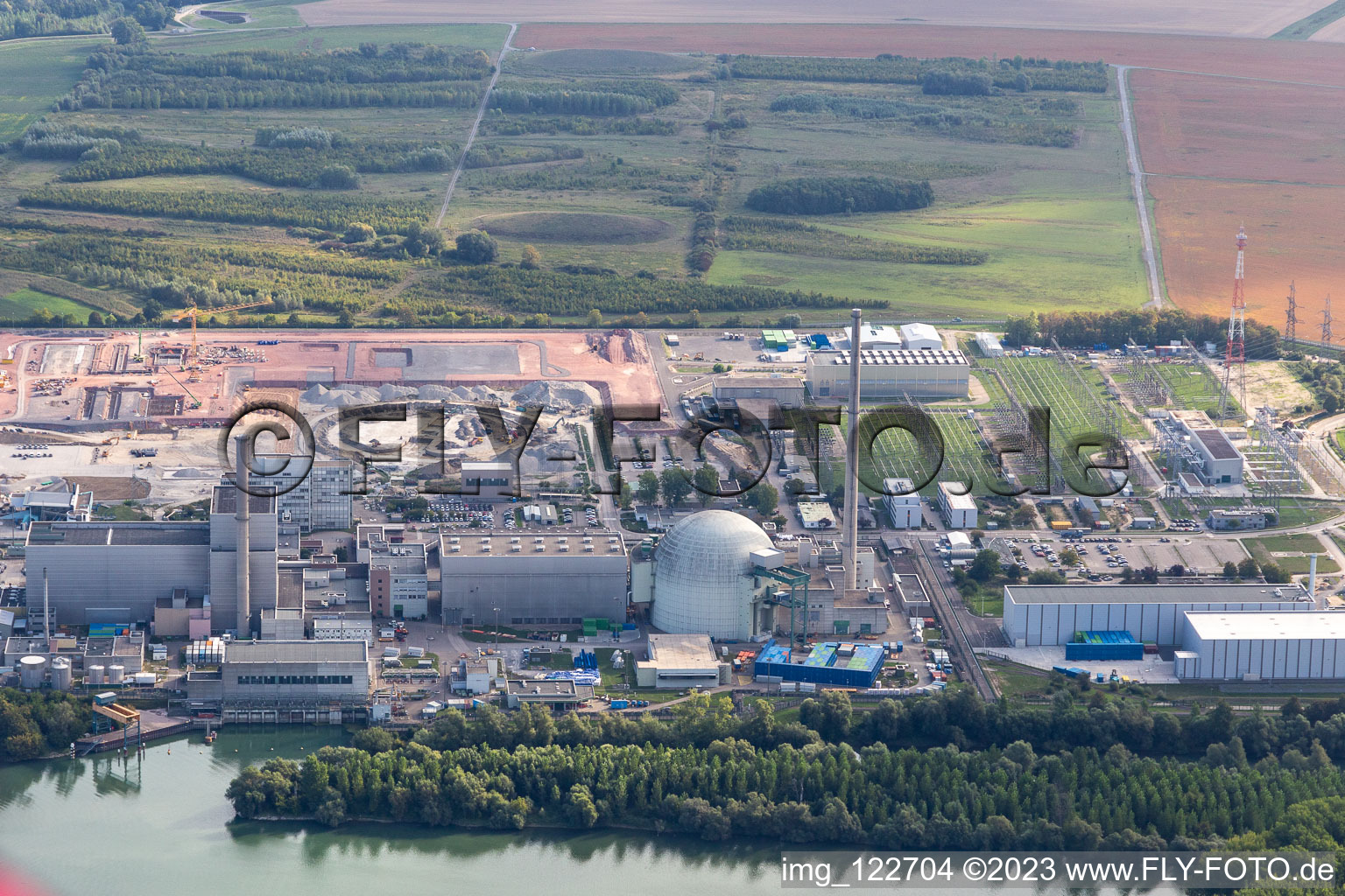 Im Rückbau befindliches Kernkraftwerk der ENBW mit Baustelle des Gleichstromkonverters in Philippsburg im Bundesland Baden-Württemberg, Deutschland
