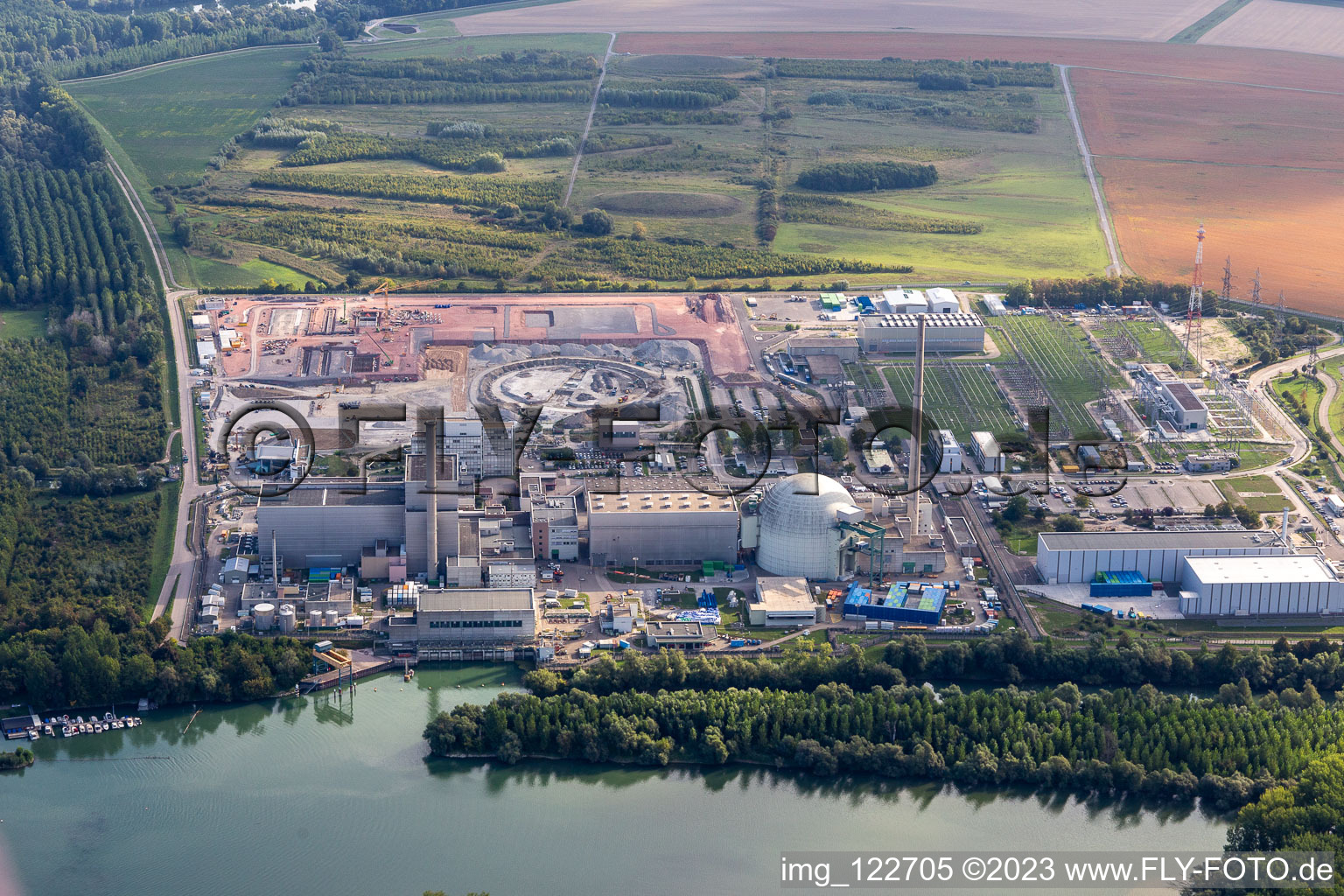 Luftbild von Im Rückbau befindliches Kernkraftwerk der ENBW mit Baustelle des Gleichstromkonverters in Philippsburg im Bundesland Baden-Württemberg, Deutschland