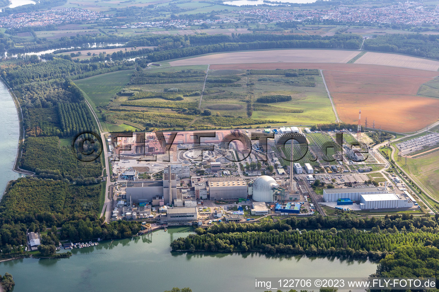 Luftaufnahme von Im Rückbau befindliches Kernkraftwerk der ENBW mit Baustelle des Gleichstromkonverters in Philippsburg im Bundesland Baden-Württemberg, Deutschland