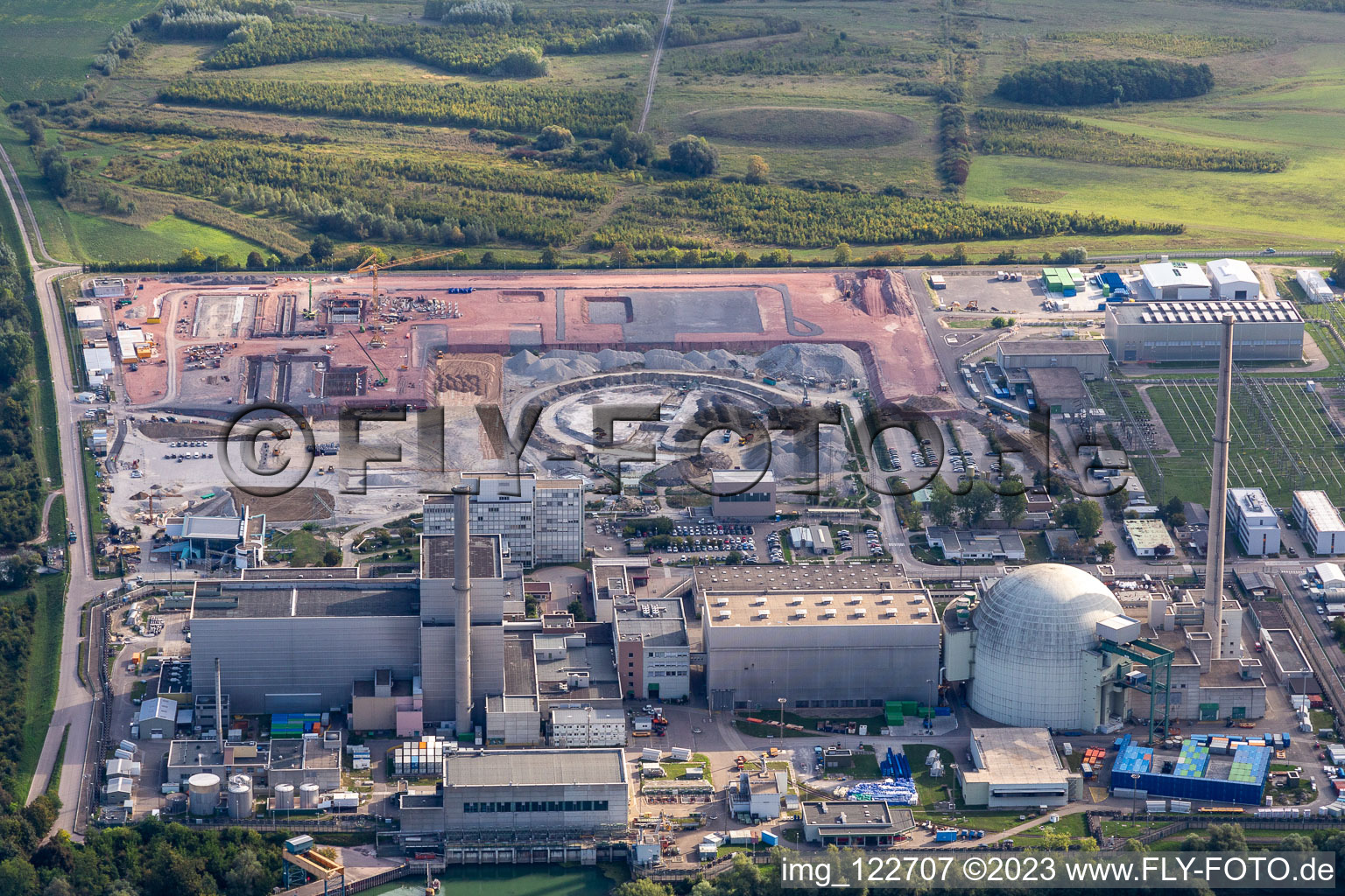 Schrägluftbild von Im Rückbau befindliches Kernkraftwerk der ENBW mit Baustelle des Gleichstromkonverters in Philippsburg im Bundesland Baden-Württemberg, Deutschland