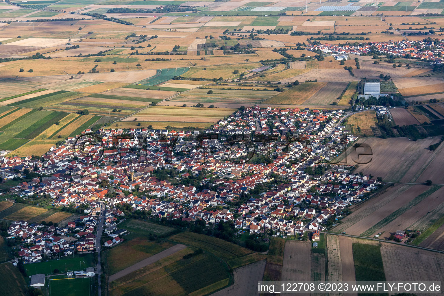 Ortsteil Mechtersheim in Römerberg im Bundesland Rheinland-Pfalz, Deutschland von der Drohne aus gesehen