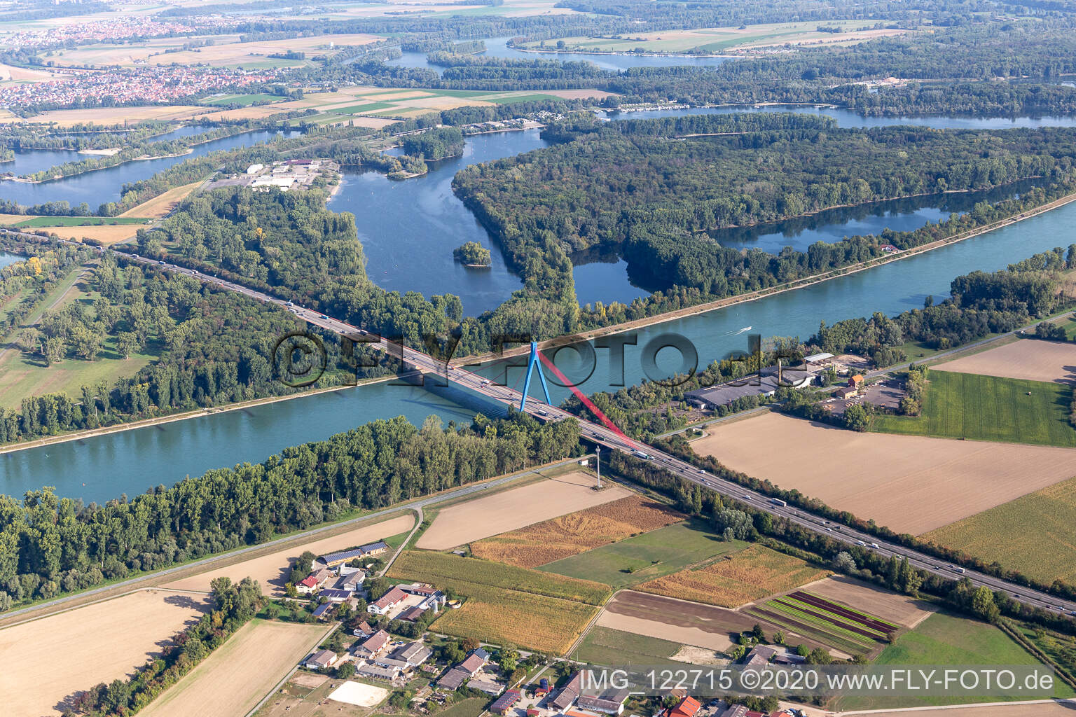 Brücke der A61 über den Rhein in Altlußheim im Bundesland Baden-Württemberg, Deutschland